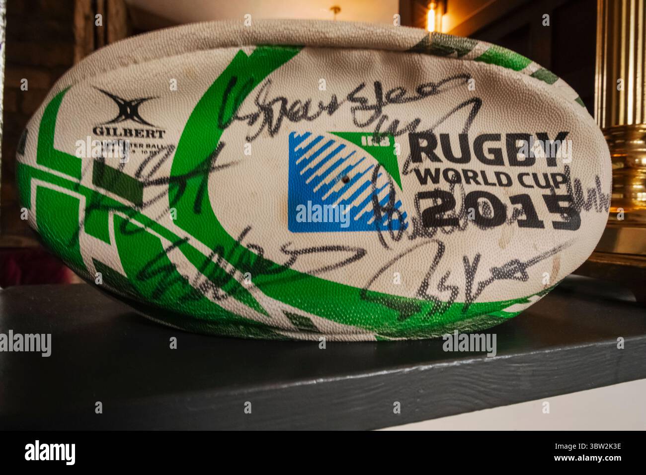 Inghilterra, Somerset, Bath, Pulteney Arms Pub, esibizione di Rugby World Cup firmata Rugby Ball Foto Stock