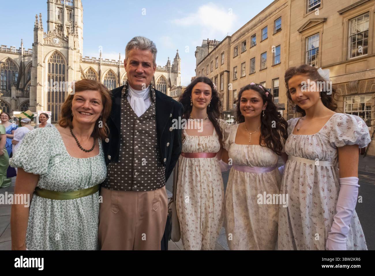 Inghilterra, Somerset, Bath, gente vestita in costume georgiano che partecipa al ballo a tema Jane Austen Foto Stock