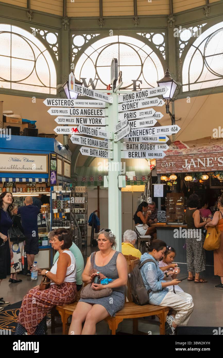 England, Somerset, Bath, The Historic Guildhall Market, Signpost che mostra diverse destinazioni Foto Stock