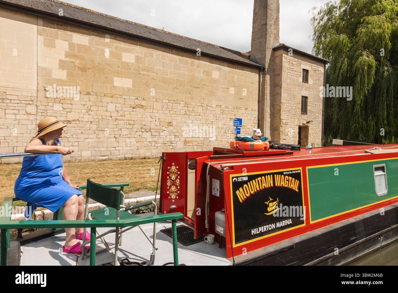 Inghilterra, Somerset, Bath, il canale Kennet e Avon, barca Older Lady Steering Canal Foto Stock