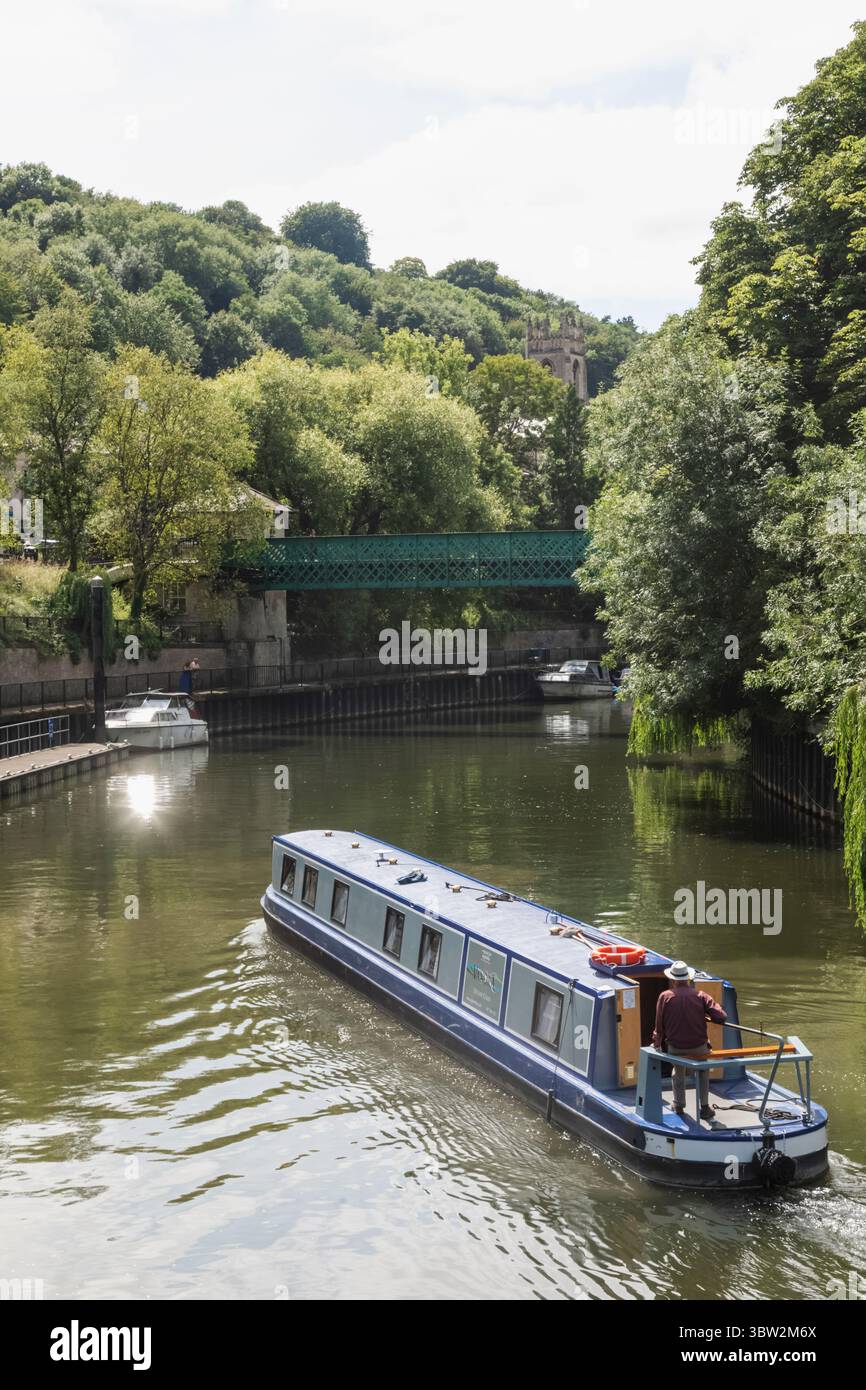 Inghilterra, Somerset, Bath, Kennet e Avon Canal, Canal View e Canal Boat colorata Foto Stock