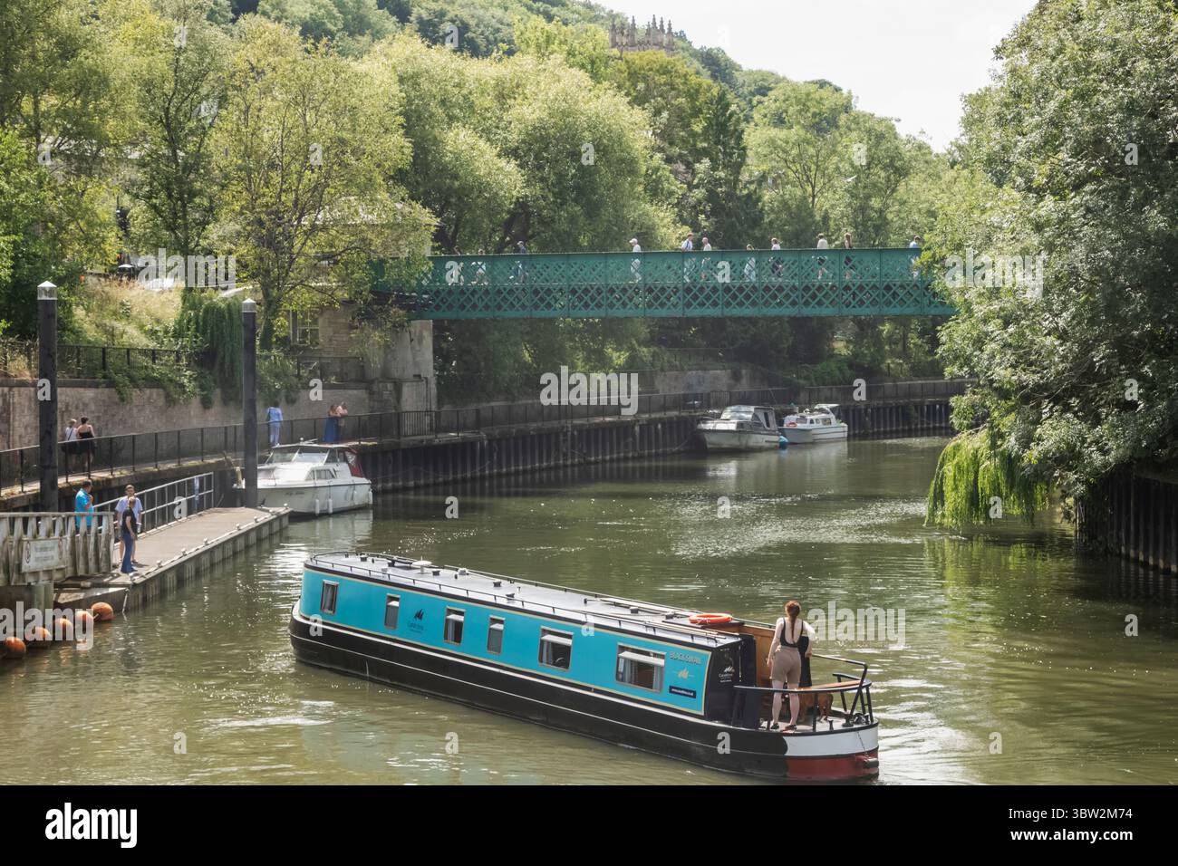 Inghilterra, Somerset, Bath, Kennet e Avon Canal, Canal View e Canal Boat colorata Foto Stock