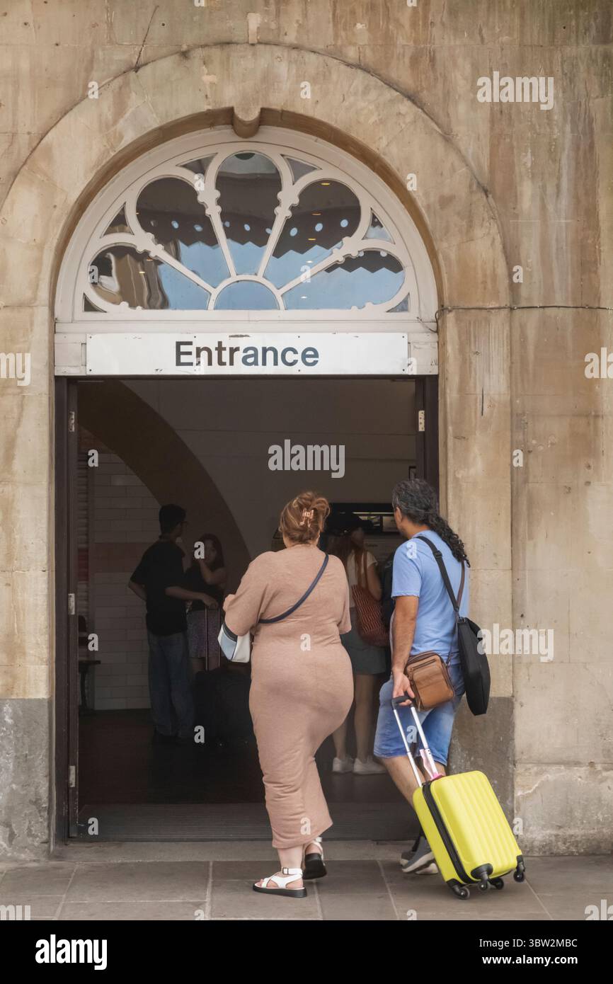 Inghilterra, Somerset, Bath, stazione ferroviaria di Bath Spar, passeggeri in partenza che entrano nella stazione Foto Stock