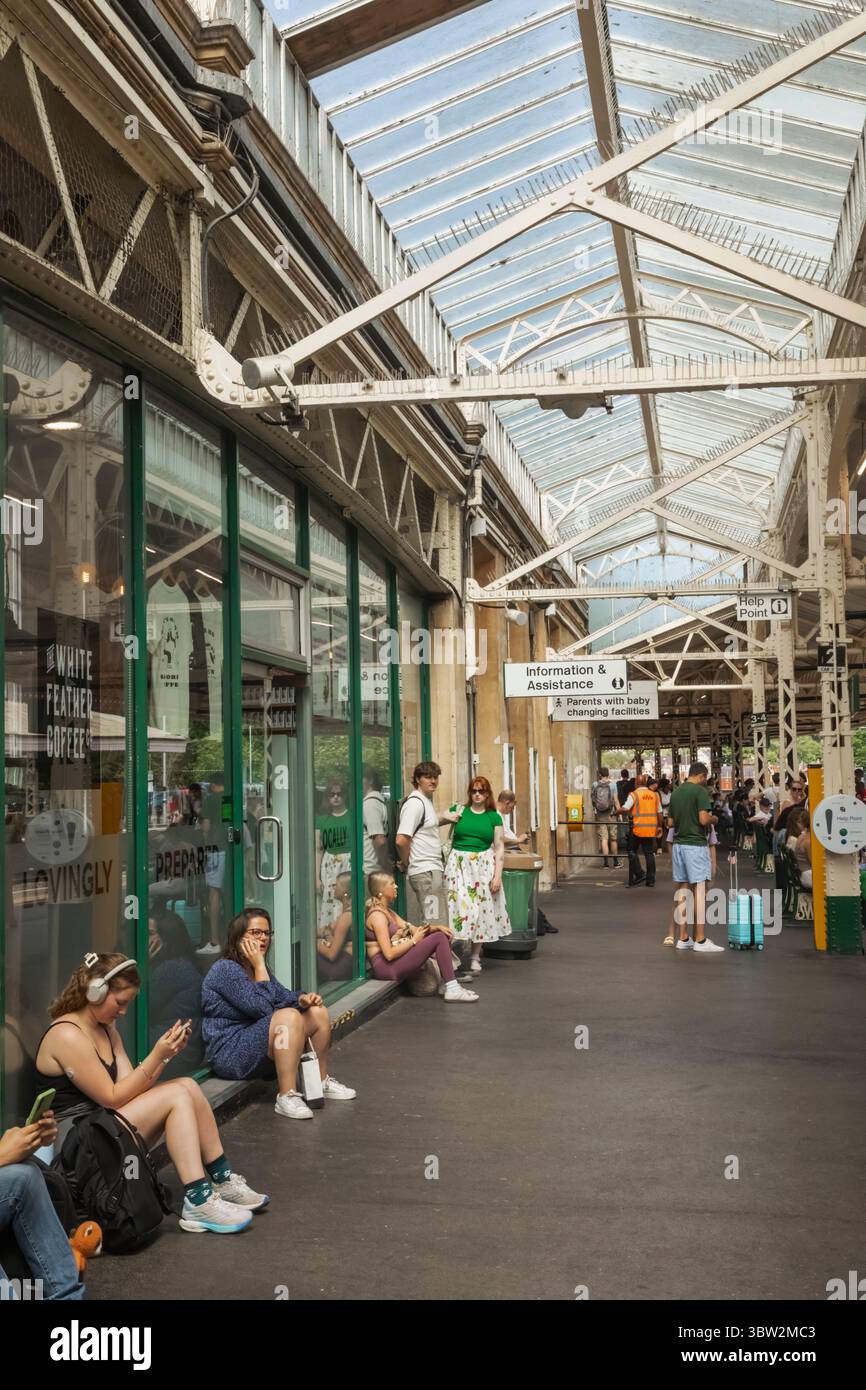 Inghilterra, Somerset, Bath, stazione ferroviaria di Bath Spar, passeggeri in attesa sul binario del treno Foto Stock