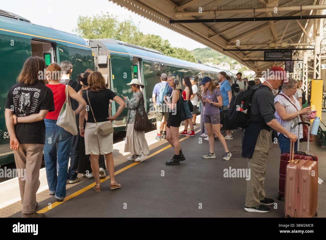 Inghilterra, Somerset, Bath, stazione ferroviaria di Bath Spar, passeggeri in attesa sul binario del treno Foto Stock