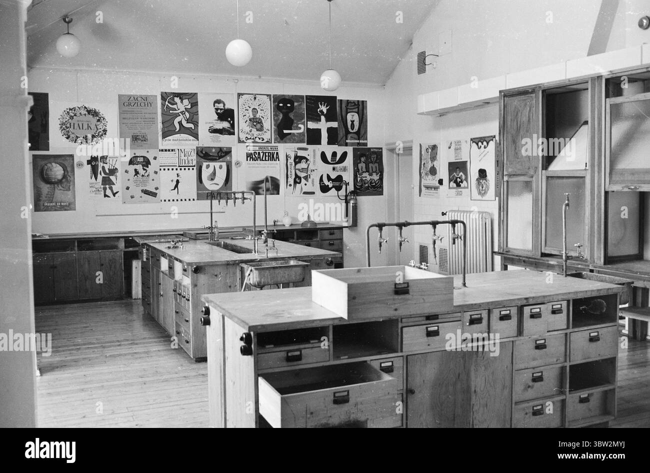 Aktuell 15-6-1969 : Un posto dove stare. I giovani di Oslo volevano un posto dove stare. CE l'hanno. "A Place to be" è una fiera per i giovani che si svolge in una vecchia scuola nel Vaterland. Dal 14 al 30 aprile mostreranno ciò che sono ora riusciti a ottenere da tutte le loro idee. Foto: Per Ervik / Aktuell / NTB ***FOTO NON ELABORATA*** *il testo è tradotto automaticamente* Foto Stock