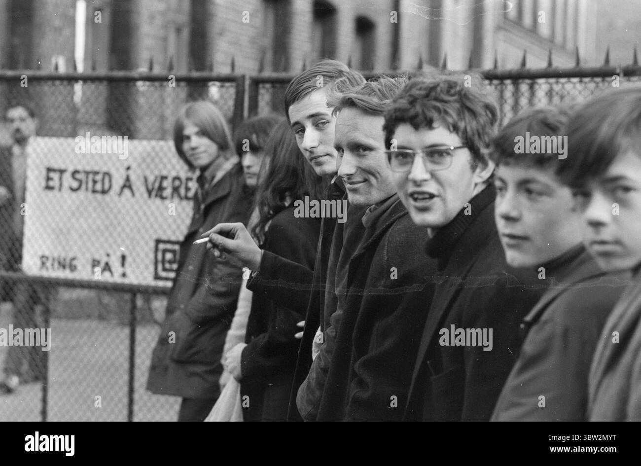 Aktuell 15-6-1969 : Un posto dove stare. I giovani di Oslo volevano un posto dove stare. CE l'hanno. "A Place to be" è una fiera per i giovani che si svolge in una vecchia scuola nel Vaterland. Dal 14 al 30 aprile mostreranno ciò che sono ora riusciti a ottenere da tutte le loro idee. Foto: Per Ervik / Aktuell / NTB ***FOTO NON ELABORATA*** *il testo è tradotto automaticamente* Foto Stock