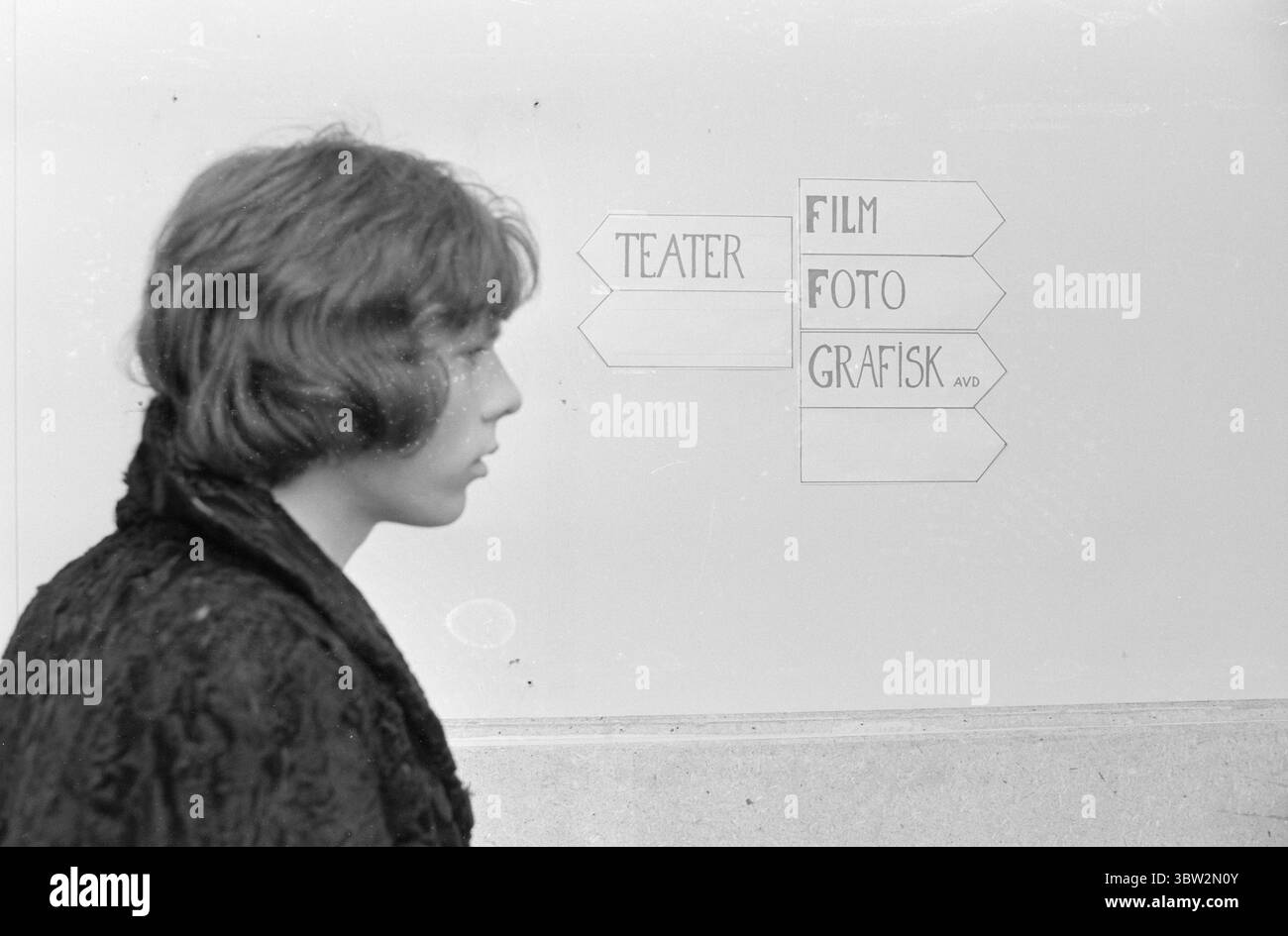 Aktuell 15-6-1969 : Un posto dove stare. I giovani di Oslo volevano un posto dove stare. CE l'hanno. "A Place to be" è una fiera per i giovani che si svolge in una vecchia scuola nel Vaterland. Dal 14 al 30 aprile mostreranno ciò che sono ora riusciti a ottenere da tutte le loro idee. Foto: Per Ervik / Aktuell / NTB ***FOTO NON ELABORATA*** *il testo è tradotto automaticamente* Foto Stock