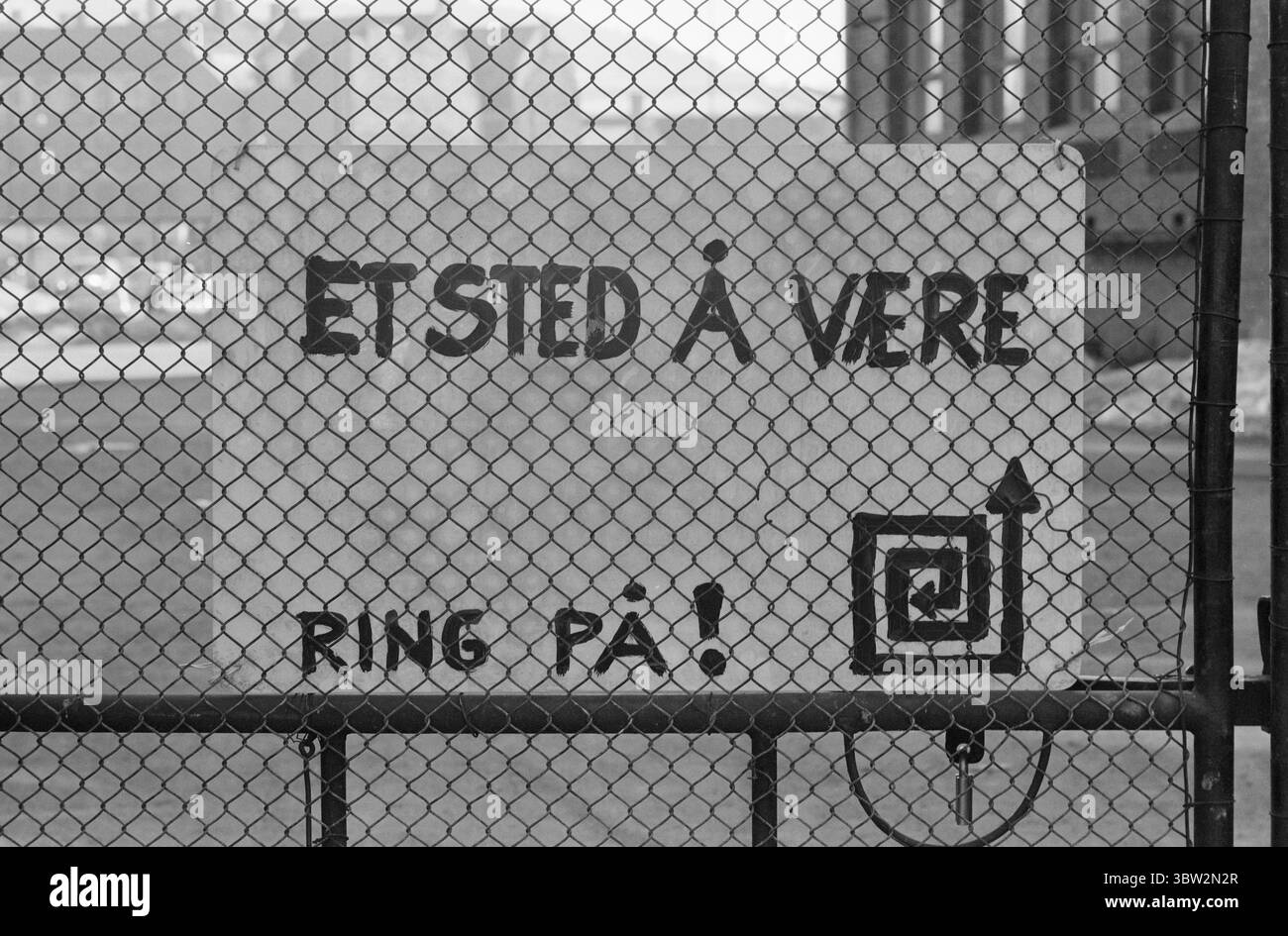 Aktuell 15-6-1969 : Un posto dove stare. I giovani di Oslo volevano un posto dove stare. CE l'hanno. "A Place to be" è una fiera per i giovani che si svolge in una vecchia scuola nel Vaterland. Dal 14 al 30 aprile mostreranno ciò che sono ora riusciti a ottenere da tutte le loro idee. Foto: Per Ervik / Aktuell / NTB ***FOTO NON ELABORATA*** *il testo è tradotto automaticamente* Foto Stock