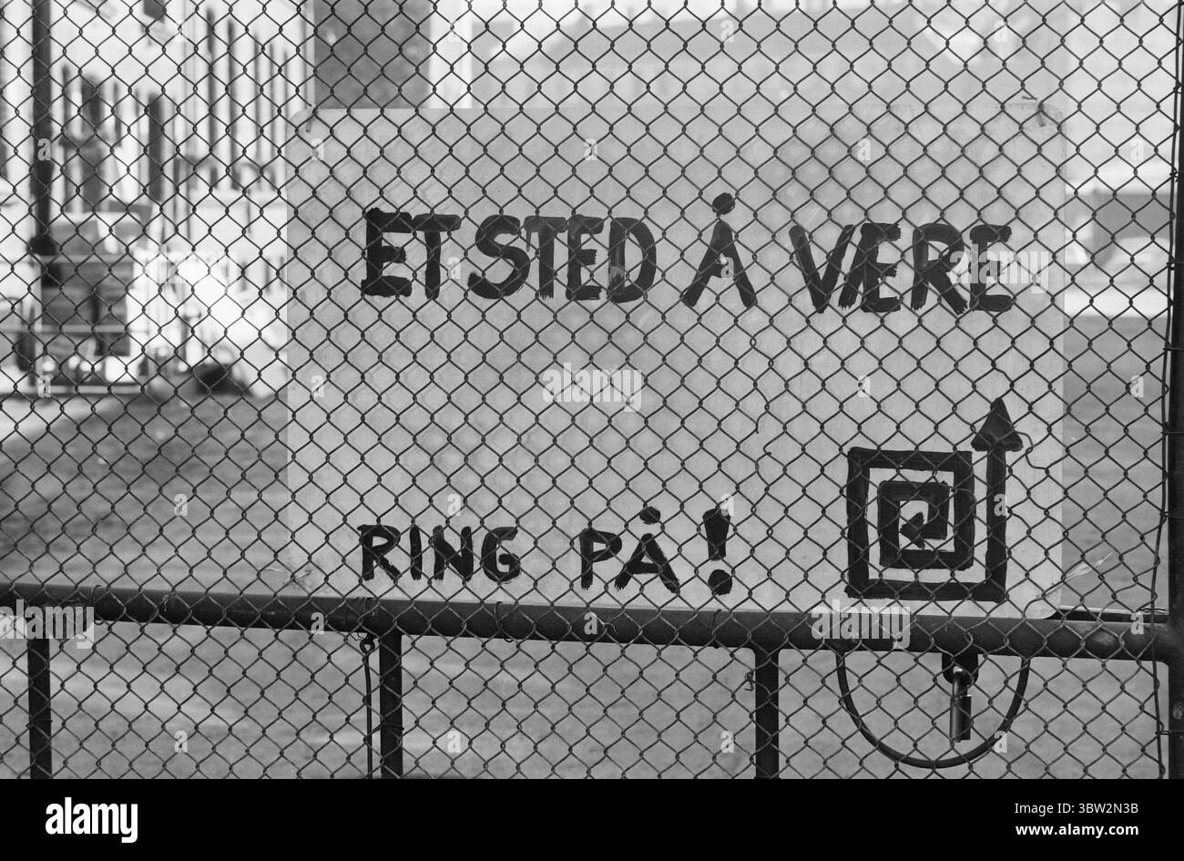 Aktuell 15-6-1969 : Un posto dove stare. I giovani di Oslo volevano un posto dove stare. CE l'hanno. "A Place to be" è una fiera per i giovani che si svolge in una vecchia scuola nel Vaterland. Dal 14 al 30 aprile mostreranno ciò che sono ora riusciti a ottenere da tutte le loro idee. Foto: Per Ervik / Aktuell / NTB ***FOTO NON ELABORATA*** *il testo è tradotto automaticamente* Foto Stock