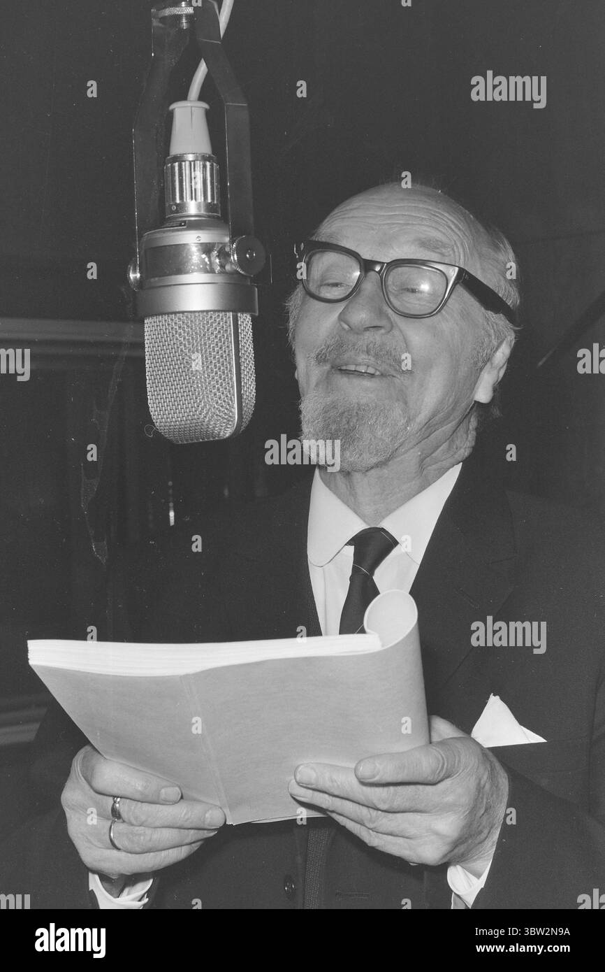 Attualmente 15-4-1969 : gli anziani della tribù. I veterani del Teatro norvegese, Edvard Drabløs e Lars Tvinde, non si arrendono. Il radio Theatre li ha ingaggiati nello spettacolo radiofonico africano "Myrfolket", che Jack Fjeldstad dirige. Lars Tvinde, 82 anni, interpreta il vecchio che sta iniziando a capire che la vita può essere qualcosa di diverso dalla miseria. Foto: Per Ervik / Current / NTB ***FOTO NON ELABORATA*** *il testo è tradotto automaticamente* Foto Stock