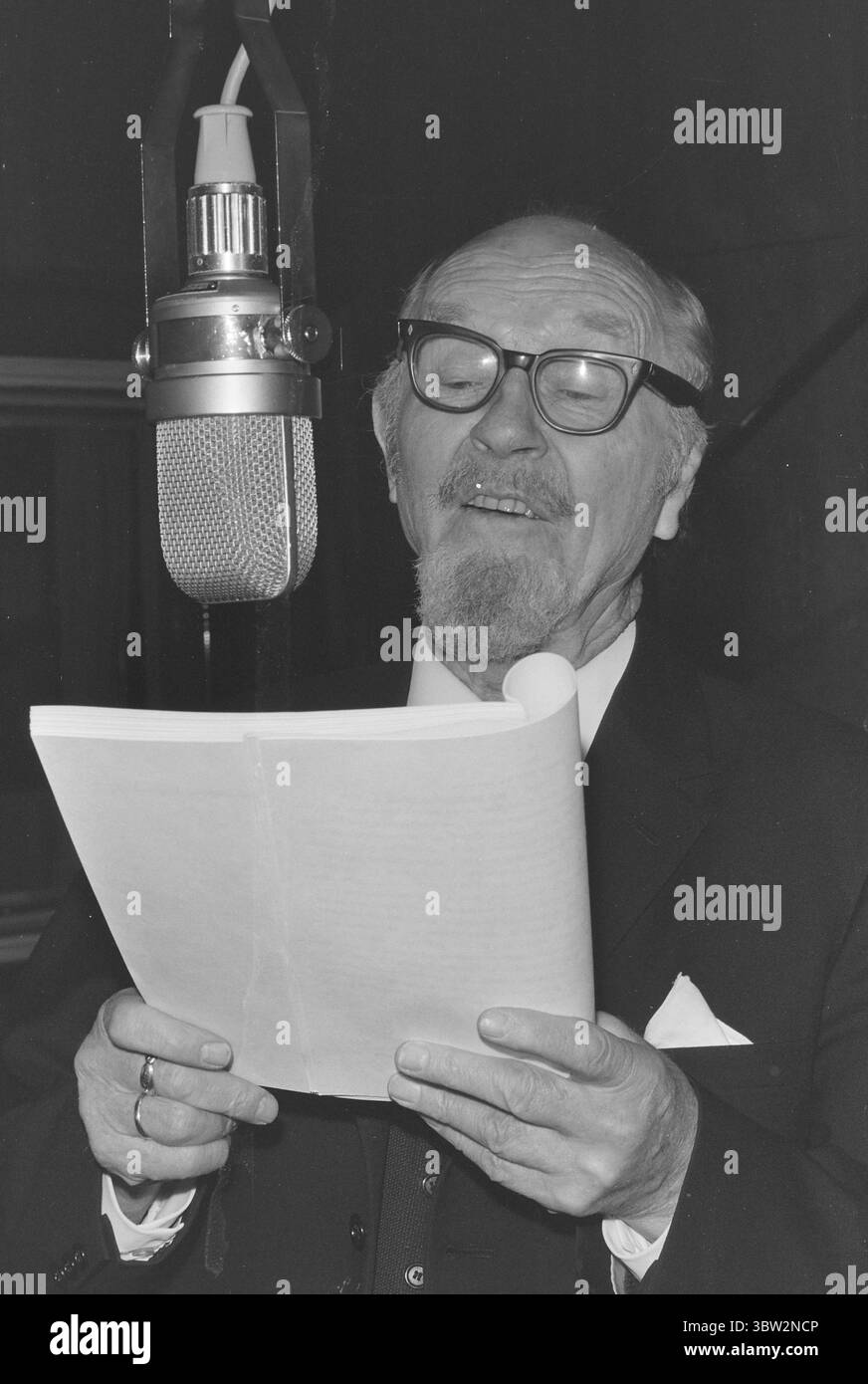 Attualmente 15-4-1969 : gli anziani della tribù. I veterani del Teatro norvegese, Edvard Drabløs e Lars Tvinde, non si arrendono. Il radio Theatre li ha ingaggiati nello spettacolo radiofonico africano "Myrfolket", che Jack Fjeldstad dirige. Lars Tvinde, 82 anni, interpreta il vecchio che sta iniziando a capire che la vita può essere qualcosa di diverso dalla miseria. Foto: Per Ervik / Current / NTB ***FOTO NON ELABORATA*** *il testo è tradotto automaticamente* Foto Stock