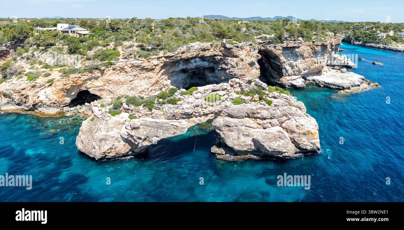 Arco naturale es Pontas vicino a Cala Santanyi sull'isola di Maiorca nel panorama estivo del Mediterraneo in Spagna Foto Stock