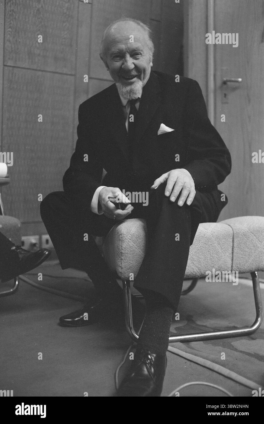 Attualmente 15-4-1969 : gli anziani della tribù. I veterani del Teatro norvegese, Edvard Drabløs e Lars Tvinde, non si arrendono. Il radio Theatre li ha ingaggiati nello spettacolo radiofonico africano "Myrfolket", che Jack Fjeldstad dirige. Lars Tvinde, 82 anni, interpreta il vecchio che sta iniziando a capire che la vita può essere qualcosa di diverso dalla miseria. Foto: Per Ervik / Current / NTB ***FOTO NON ELABORATA*** *il testo è tradotto automaticamente* Foto Stock