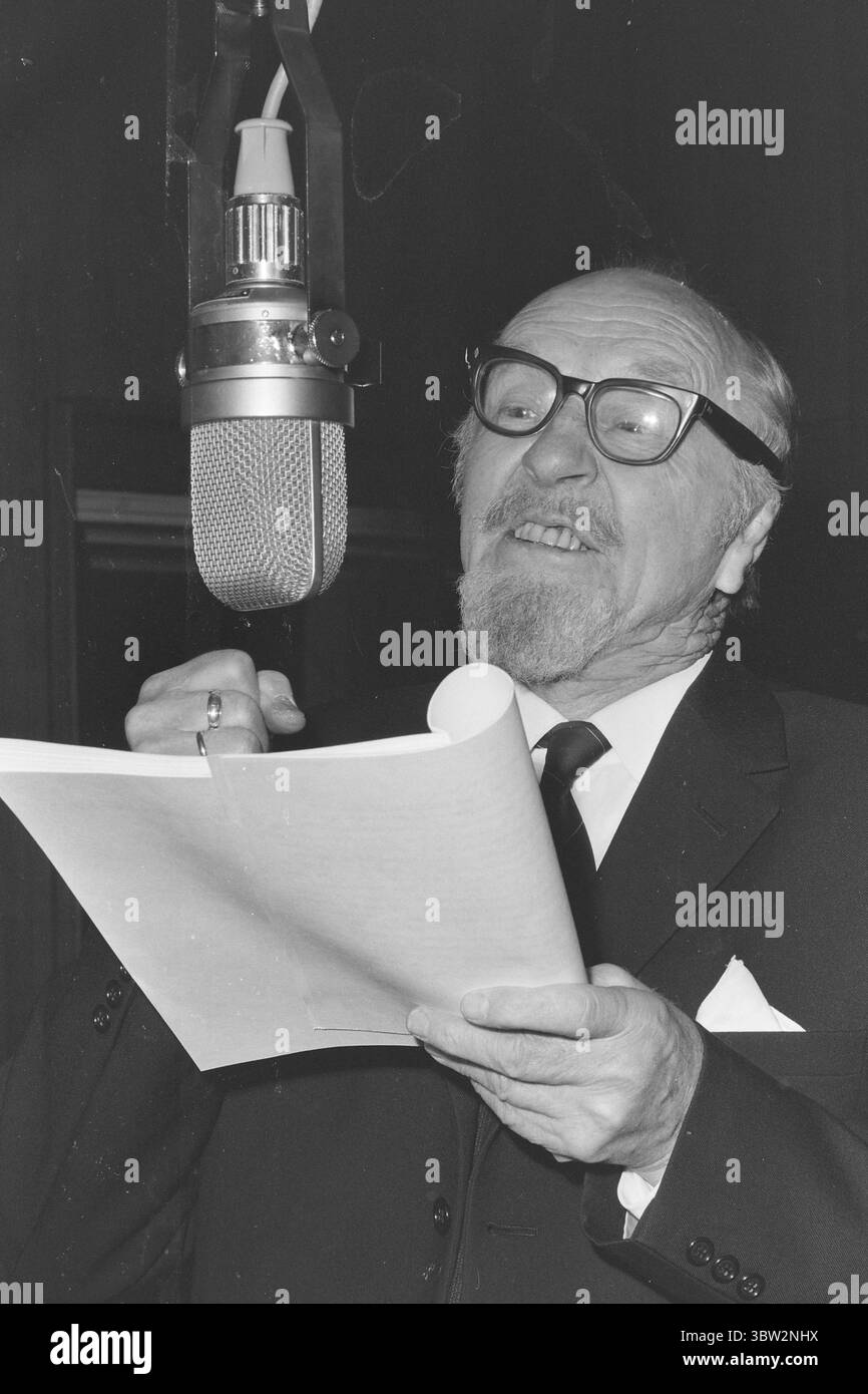 Attualmente 15-4-1969 : gli anziani della tribù. I veterani del Teatro norvegese, Edvard Drabløs e Lars Tvinde, non si arrendono. Il radio Theatre li ha ingaggiati nello spettacolo radiofonico africano "Myrfolket", che Jack Fjeldstad dirige. Lars Tvinde, 82 anni, interpreta il vecchio che sta iniziando a capire che la vita può essere qualcosa di diverso dalla miseria. Foto: Per Ervik / Current / NTB ***FOTO NON ELABORATA*** *il testo è tradotto automaticamente* Foto Stock