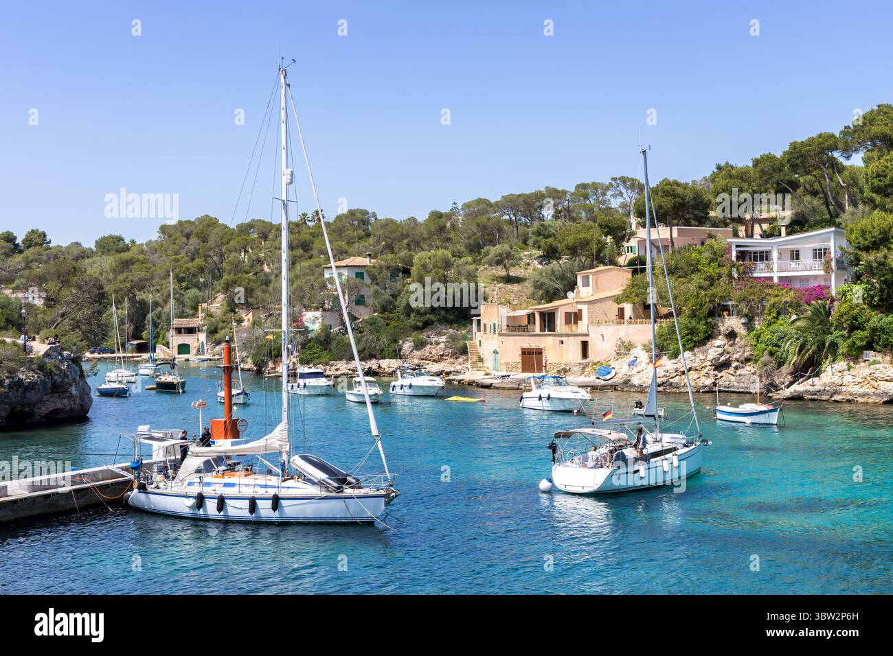 Baia di Cala Figuera sull'isola di Maiorca con barche a vela in estate sul mare in Spagna Foto Stock