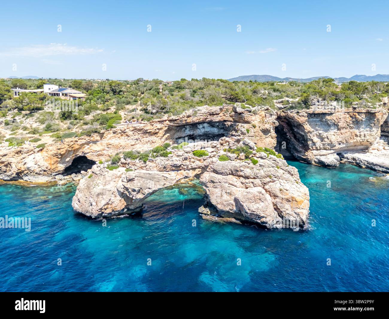 Arco naturale es Pontas vicino a Cala Santanyi sull'isola di Maiorca estate nel Mediterraneo in Spagna Foto Stock