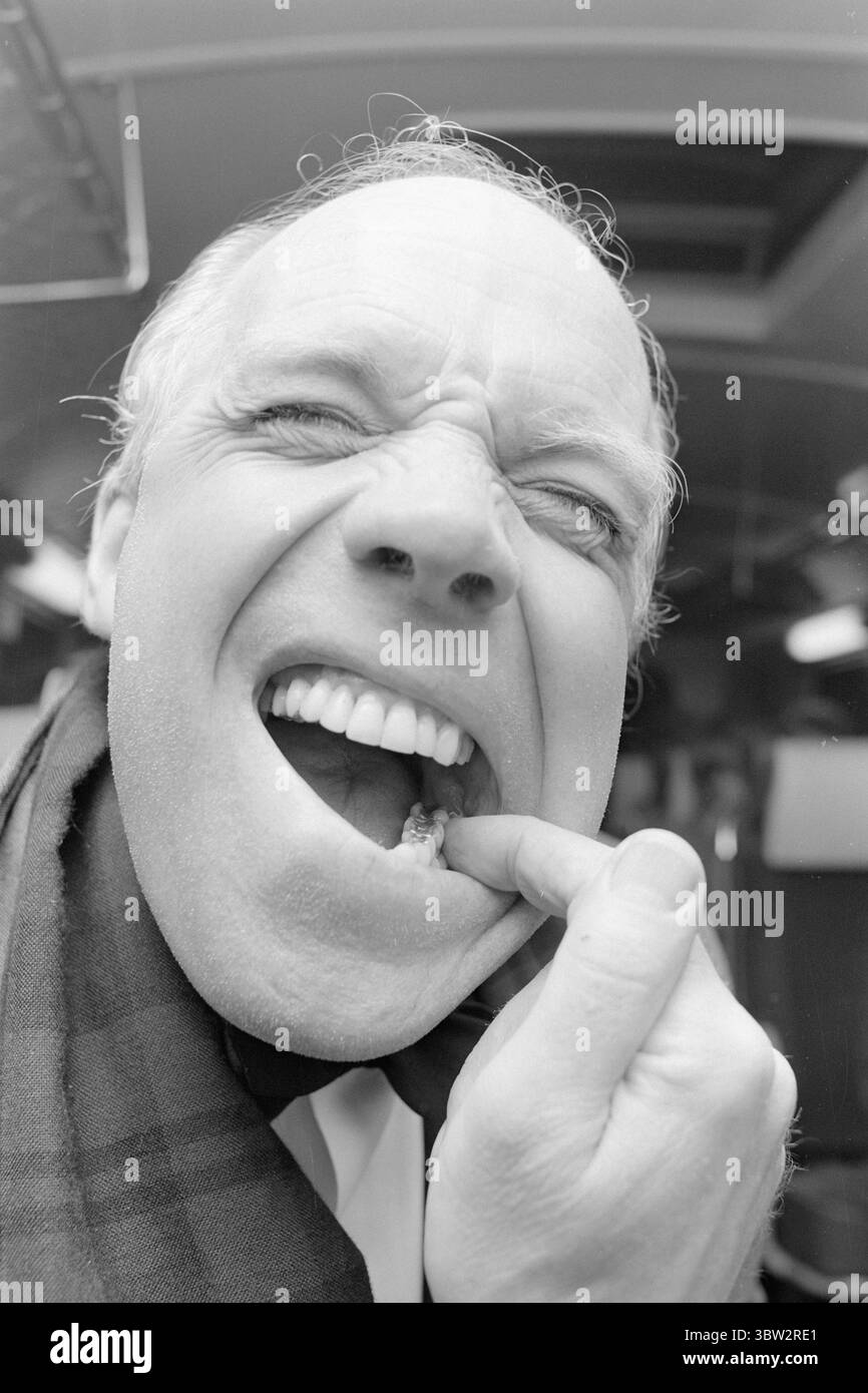 Aktuell 16 - 5 - 1969: Fiddler compie 10 anni l'atmosfera era alta quando il pubblico e gli attori si incontravano in una festa serale per il Fiddler on the Roof di un anno. - Occhio per occhio, dente per dente, Tevje non è un sostenitore della legge che renderà il mondo sia dentato che cieco. Ma Lasse Kolstad ha celebrato il suo anniversario con un fragoroso mal di denti. Foto; per Ervik / Aktuell / NTB ***FOTO NON ELABORATA*** *il testo è tradotto automaticamente* Foto Stock