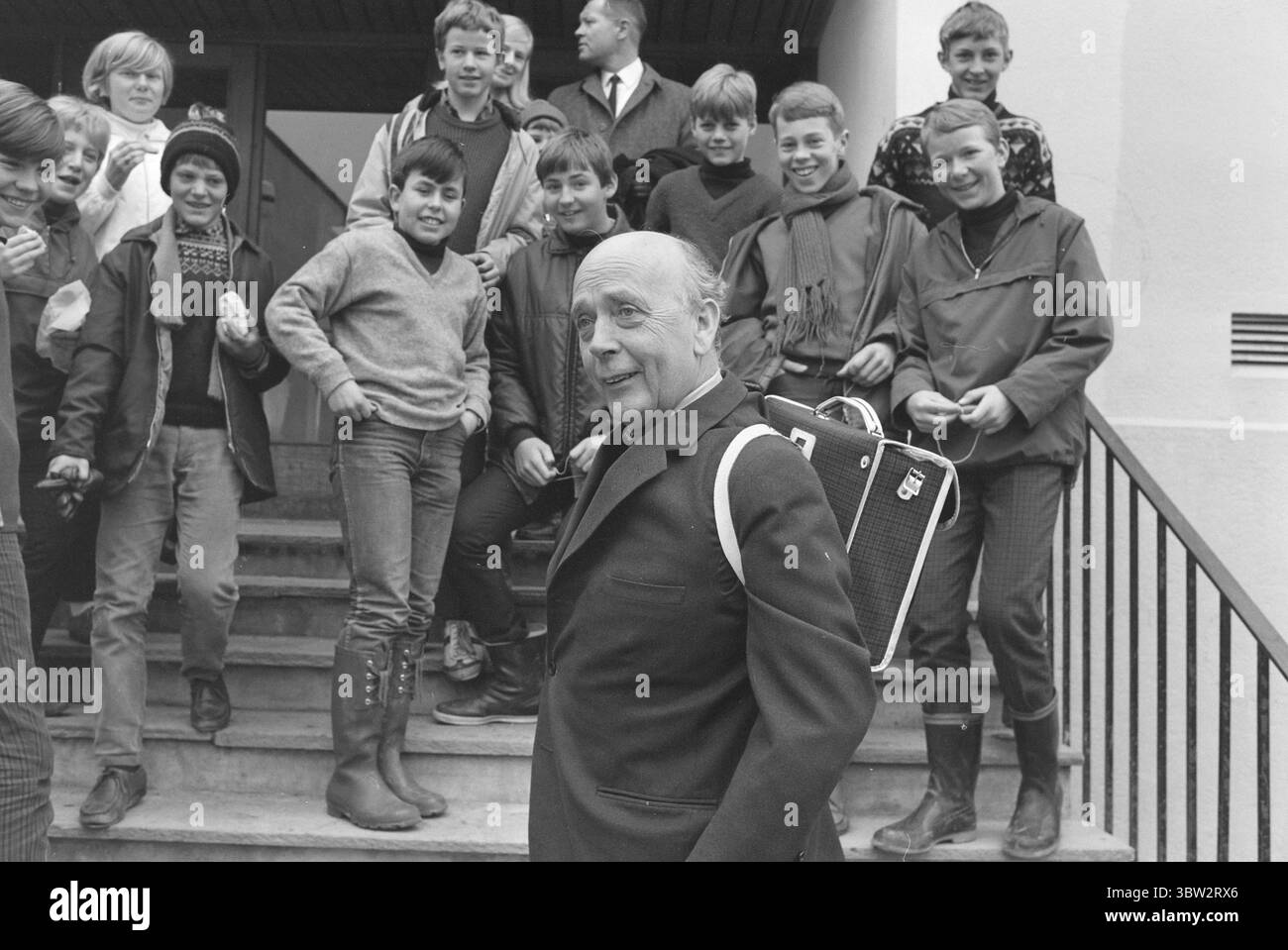 Aktuell 17 - 7 - 1969: Bull va a ChildhoodWe hanno istruito il sindaco di Oslo. E' stato rimesso a scuola in prima elementare. - Arrivederci e addio, grazie per oggi. Il sindaco Bull ha avuto una giornata gratificante ed educativa nella sua vecchia scuola, e ha rivelato buone e insospettabili abilità. Ha anche vinto molti compagni di Bye. I sette anni, lui 63. Foto; Aktuell / NTB ***FOTO NON ELABORATA*** *il testo è tradotto automaticamente* Foto Stock