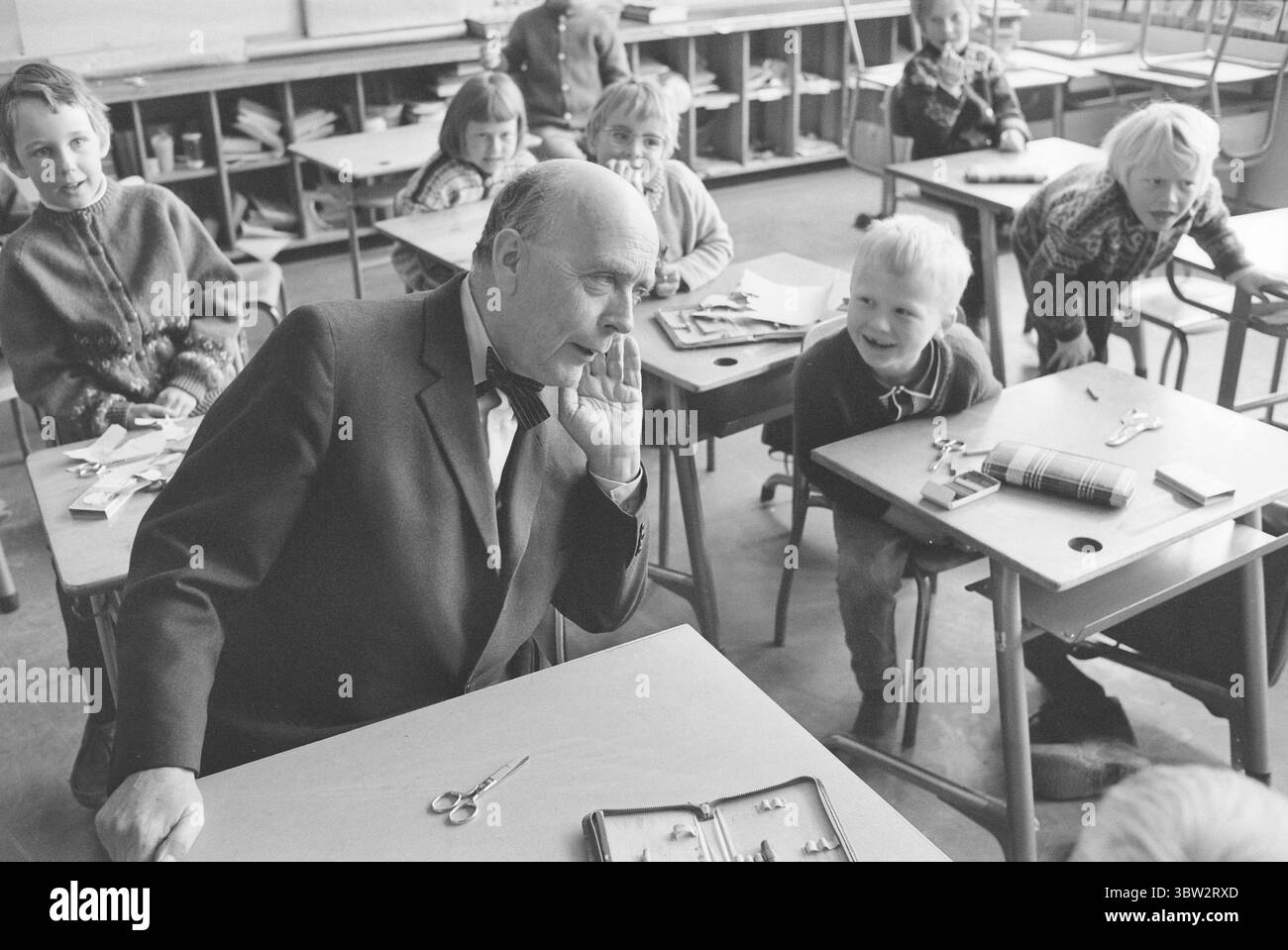 Aktuell 17 - 7 - 1969: Bull va a ChildhoodWe hanno educato il sindaco di Oslo. E' stato rimesso a scuola in prima elementare. Ancora una volta si tratta di questo triste calcolo, Geir e' un buon amico. Sussurra a Brynjulf, e il problema con 3x3 viene immediatamente rivelato. Foto; Aktuell / NTB ***FOTO NON ELABORATA*** *il testo è tradotto automaticamente* Foto Stock