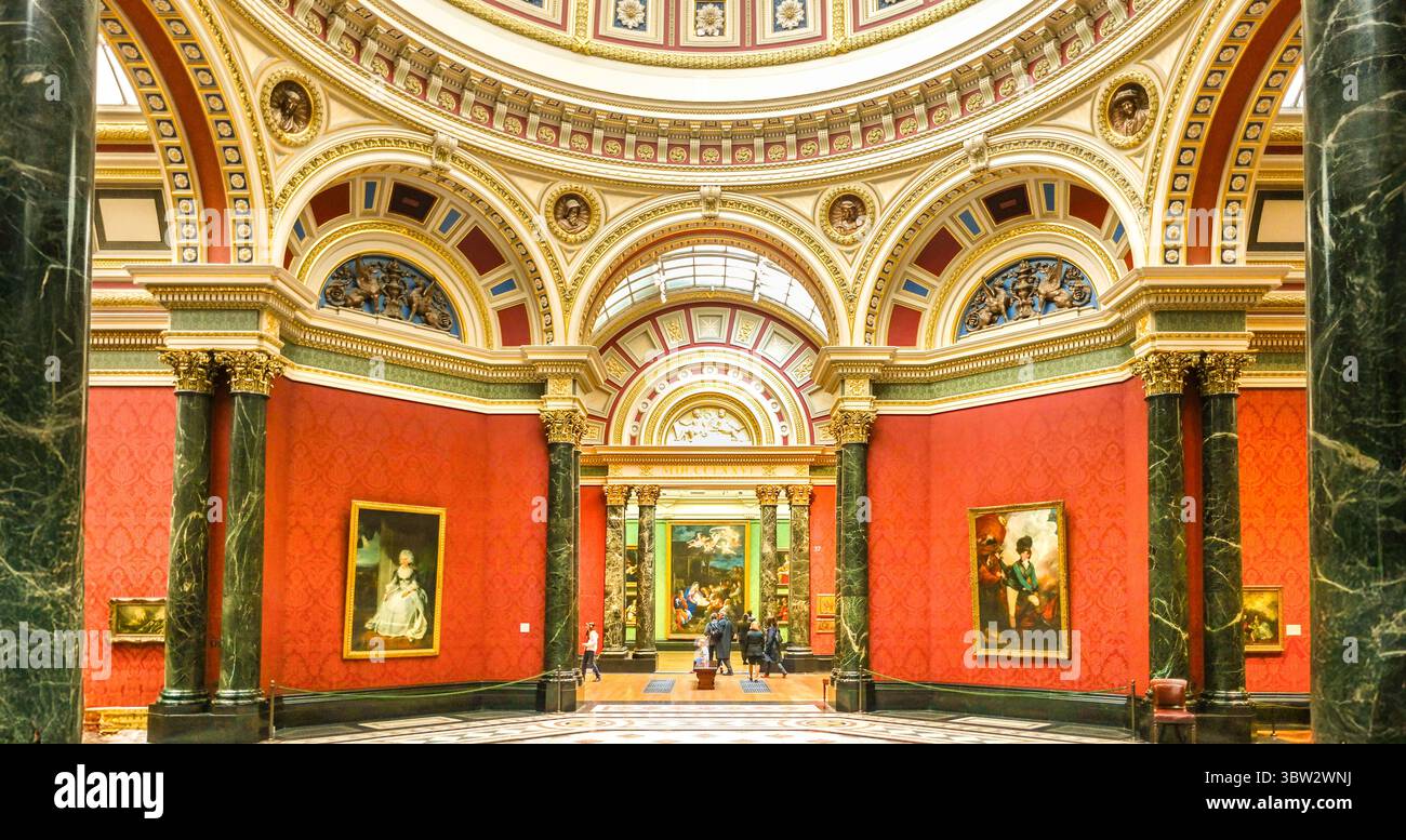 Vista interna del museo National Gallery di Londra, che mostra la rotonda centrale, i soffitti ornati e i visitatori che ammirano i capolavori d'arte. Foto Stock