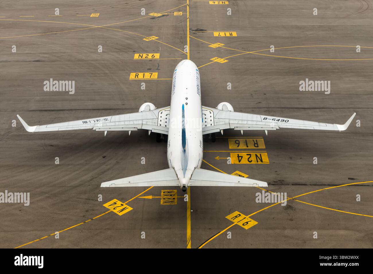 Hong Kong, Cina - 7 aprile 2024: Aereo Boeing 737-800 XiamenAir all'aeroporto Chek Lap Kok di Hong Kong, Cina. Foto Stock