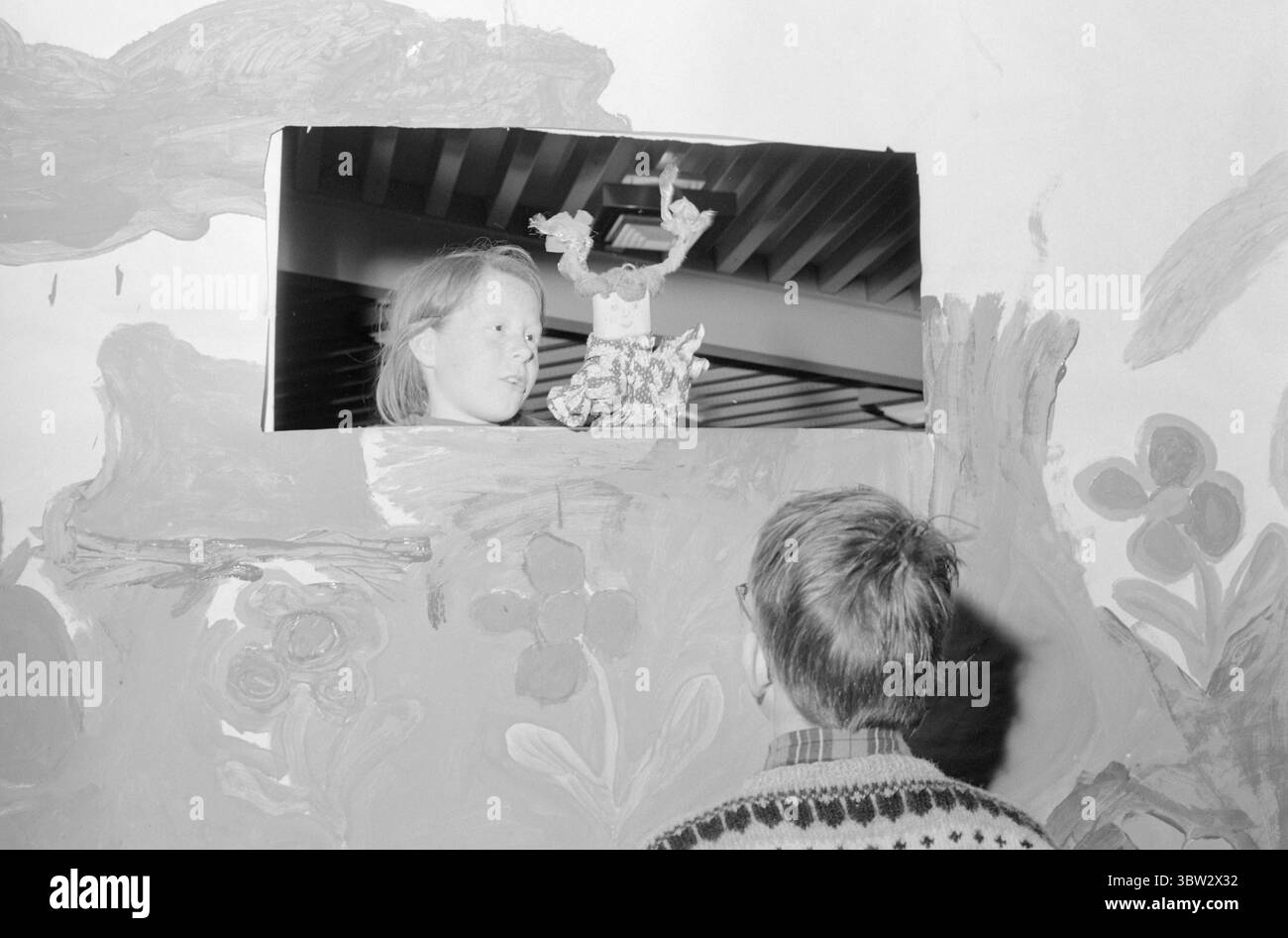 Aktuell 21-3-1969: L'ottagono di Hvaler. Gli architetti Nils Petter Solheim e Ole Arnt Arntzen ebbero un'idea pedagogica come punto di partenza quando progettarono la nuova scuola di Hvaler. Gli insegnanti hanno seguito l'esempio e il risultato è un ambiente di lavoro straordinario e stimolante per insegnanti e studenti. In una delle piacevoli aule, si trova il teatro dei burattini. Qualcuno sta dipingendo con entusiasmo sulla cornice circostante, mentre un altro sta praticando il ruolo di Pippi. Foto: Aage Storløkken / Aktuell / NTB ***FOTO NON ELABORATA*** *il testo è tradotto automaticamente* Foto Stock