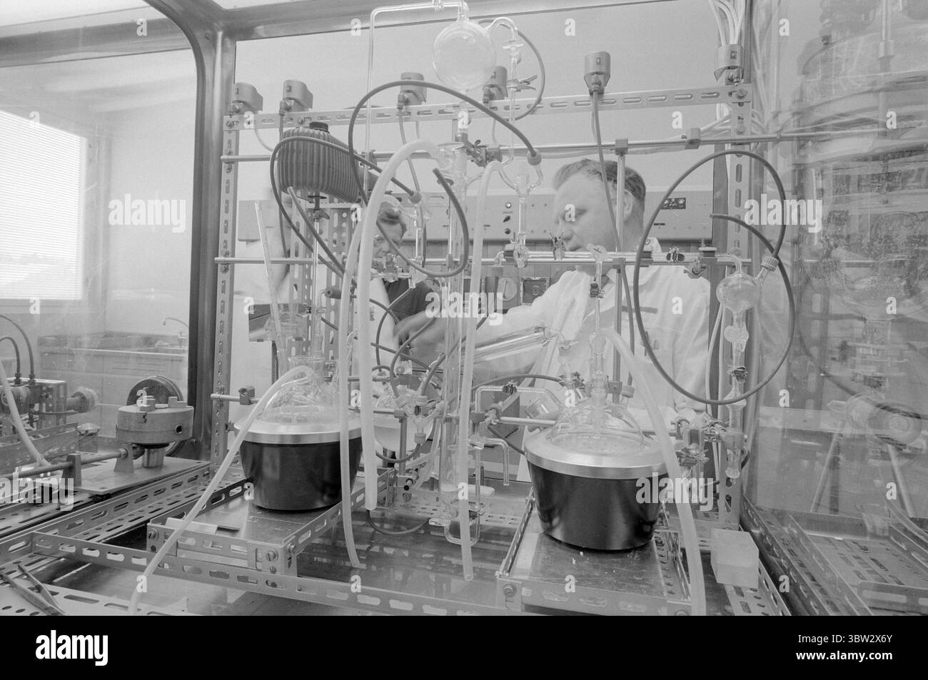 Corrente 9 - 4 - 1969: Culla a campana radioattiva. Il reattore di ricerca dell'Institute of Energy Technology a Kjeller fuori Lillestrøm, vengono prodotti isotopi radioattivi specifici. Questi sono usati in medicina, industria e agricoltura. Il responsabile della produzione Oddvar Kjenslie controlla le nuove attrezzature. Qui verranno trattate solo le sostanze radioattive che emettono raggi beta. Questi vengono arrestati da un vetro, a differenza dei raggi gamma molto più forti. Foto: Aage Storløkken / Current / NTB ***FOTO NON ELABORATA*** *il testo è tradotto automaticamente* Foto Stock