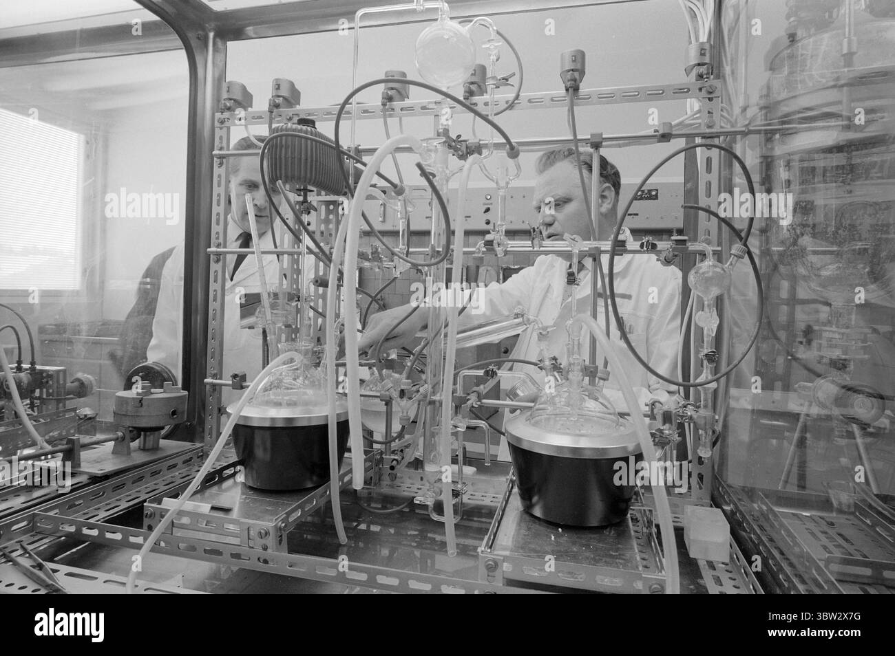 Corrente 9 - 4 - 1969: Culla a campana radioattiva. Il reattore di ricerca dell'Institute of Energy Technology a Kjeller fuori Lillestrøm, vengono prodotti isotopi radioattivi specifici. Questi sono usati in medicina, industria e agricoltura. Il responsabile della produzione Oddvar Kjenslie controlla le nuove attrezzature. Qui verranno trattate solo le sostanze radioattive che emettono raggi beta. Questi vengono arrestati da un vetro, a differenza dei raggi gamma molto più forti. Foto: Aage Storløkken / Current / NTB ***FOTO NON ELABORATA*** *il testo è tradotto automaticamente* Foto Stock