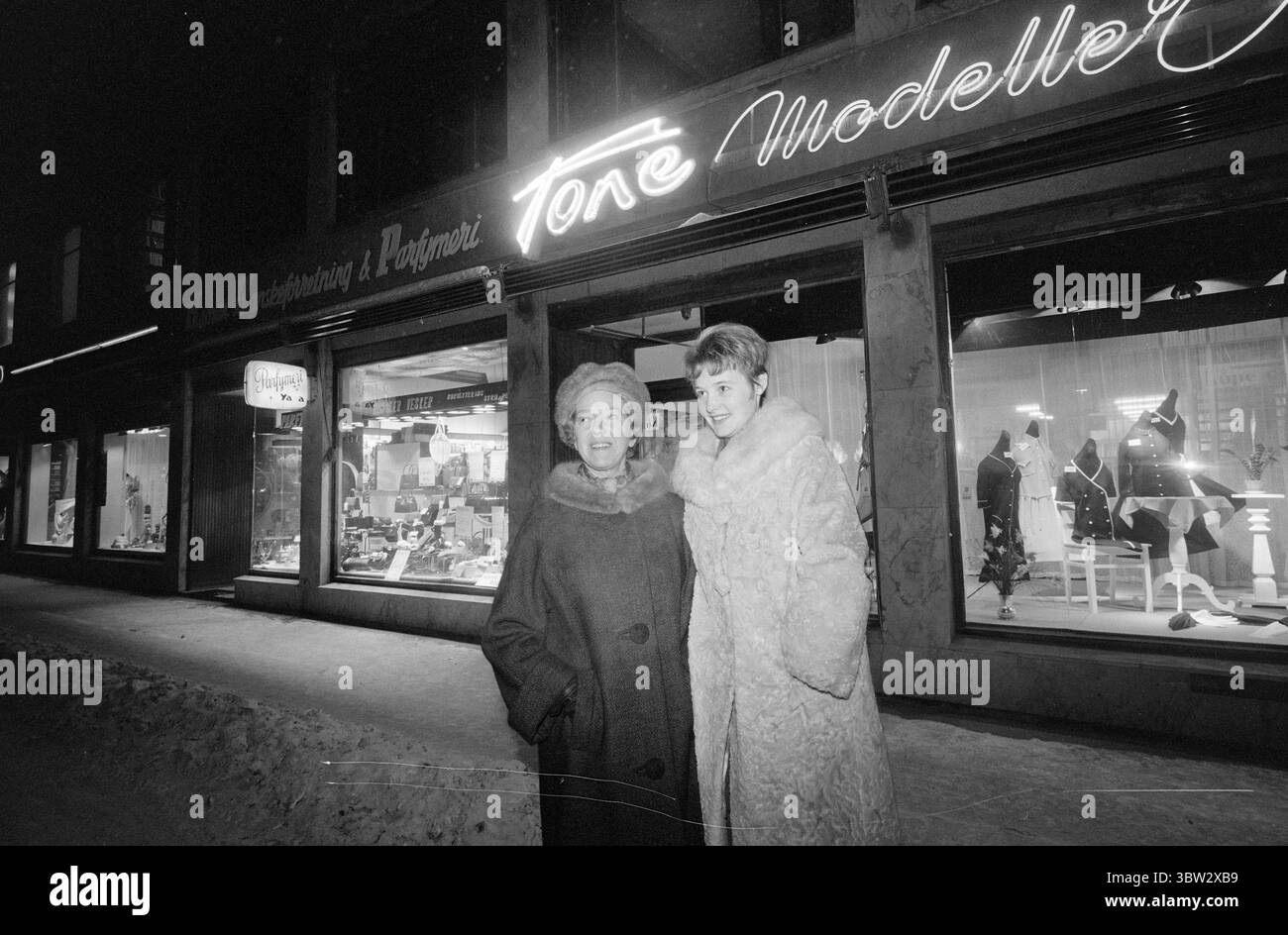 Aktuell 8-2-1970: Perditi! Nel nuovo anno, due dipendenti su dieci del negozio di pellicce e abiti "Tone Modellatelier" di Hamar sono stati licenziati, lo stesso giorno in cui i proprietari della società sono stati informati della loro appartenenza all'Associazione norvegese degli impiegati commerciali e degli uffici. C'è motivo di credere che ci sia una connessione qui.foto: Aage Storløkken / Aktuell / NTB ***la foto non è elaborata dall'immagine*** *il testo è tradotto automaticamente* Foto Stock