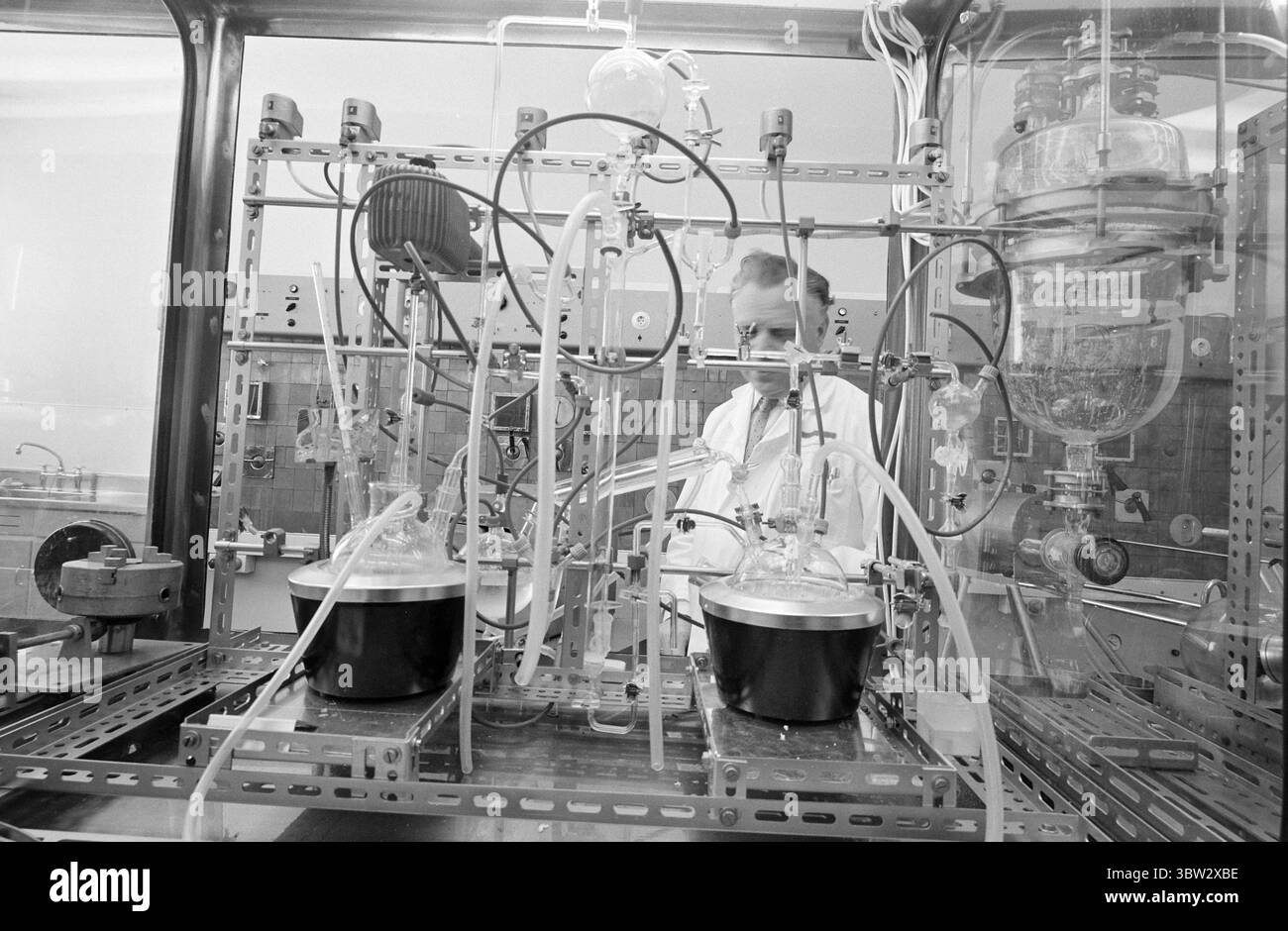 Corrente 9 - 4 - 1969: Culla a campana radioattiva. Il reattore di ricerca dell'Institute of Energy Technology a Kjeller fuori Lillestrøm, vengono prodotti isotopi radioattivi specifici. Questi sono usati in medicina, industria e agricoltura. Il responsabile della produzione Oddvar Kjenslie controlla le nuove attrezzature. Qui verranno trattate solo le sostanze radioattive che emettono raggi beta. Questi vengono arrestati da un vetro, a differenza dei raggi gamma molto più forti. Foto: Aage Storløkken / Current / NTB ***FOTO NON ELABORATA*** *il testo è tradotto automaticamente* Foto Stock