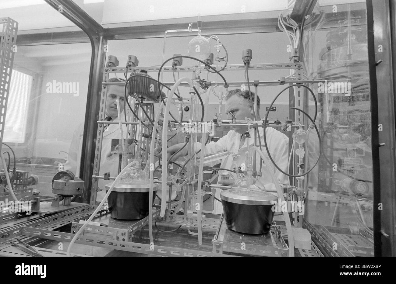 Corrente 9 - 4 - 1969: Culla a campana radioattiva. Il reattore di ricerca dell'Institute of Energy Technology a Kjeller fuori Lillestrøm, vengono prodotti isotopi radioattivi specifici. Questi sono usati in medicina, industria e agricoltura. Il responsabile della produzione Oddvar Kjenslie controlla le nuove attrezzature. Qui verranno trattate solo le sostanze radioattive che emettono raggi beta. Questi vengono arrestati da un vetro, a differenza dei raggi gamma molto più forti. Foto: Aage Storløkken / Current / NTB ***FOTO NON ELABORATA*** *il testo è tradotto automaticamente* Foto Stock