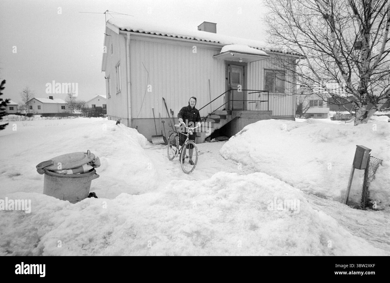 Aktuell 14-3-1970: Pensieri su un secchio di pulizia. Maja Ekelöf, un'assistente di pulizia di 52 anni, divorziata e madre di cinque figli, inaspettatamente è uscita in cima a una competizione svedese per scrivere un libro politico. Si chiama "rapporto da un secchio di pulizia" e il libro è stato scritto di notte e tra un lavoro di pulizia e l'altro. Ero forse più fortunato di molti nella stessa situazione finanziaria senza speranza - avevo un posto in cui vivere, dice Maja Ekelöf. Vive a Solvargsvägen a Karlskoga. Foto: Aage Storløkken / Aktuell / NTB ***la foto non è elaborata*** *il testo è tradotto automaticamente* Foto Stock Aktuell 14-3-1970: Pensieri su un secchio di pulizia. Maja Ekelöf, un'assistente di pulizia di 52 anni, divorziata e madre di cinque figli, inaspettatamente è uscita in cima a una competizione svedese per scrivere un libro politico. Si chiama "rapporto da un secchio di pulizia" e il libro è stato scritto di notte e tra un lavoro di pulizia e l'altro. Ero forse più fortunato di molti nella stessa situazione finanziaria senza speranza - avevo un posto in cui vivere, dice Maja Ekelöf. Vive a Solvargsvägen a Karlskoga. Foto: Aage Storløkken / Aktuell / NTB ***la foto non è elaborata*** *il testo è tradotto automaticamente* Foto Stock