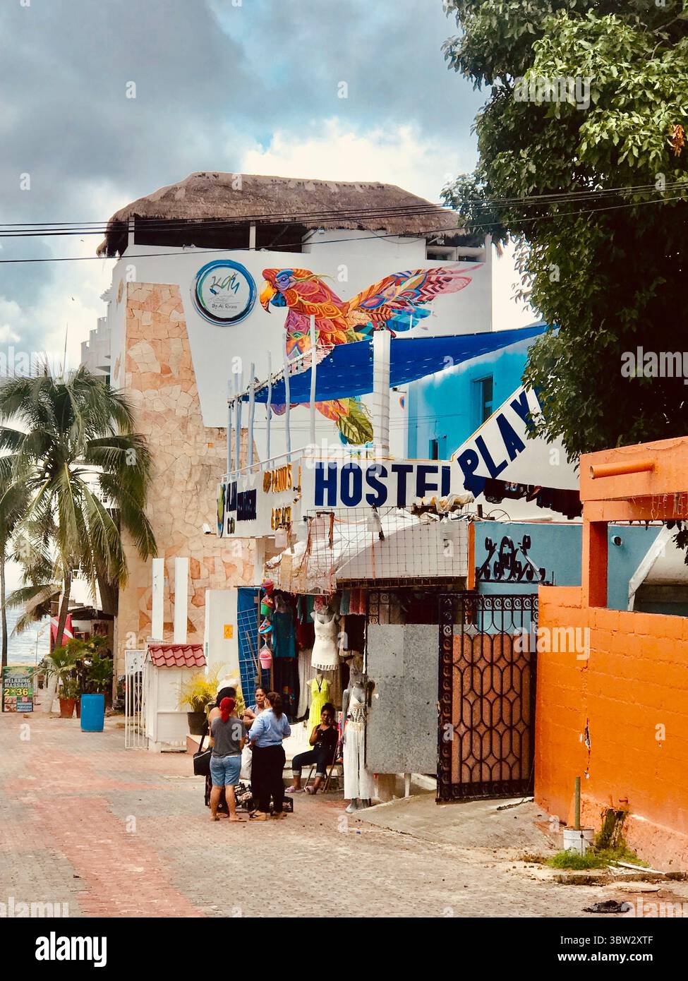 Ostello con colorato murale Parrot, Playa del Carmen, Messico Foto Stock
