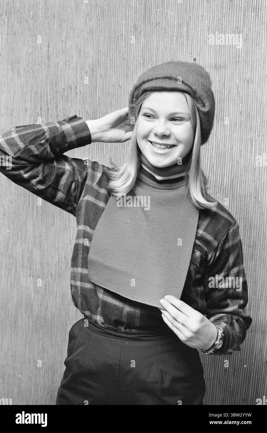 Aktuell 13-3-1970: Vestirsi correttamente! Uno dei prerequisiti per un soggiorno sulle montagne invernali è l'attrezzatura corretta. Tone Dahl ci dimostra cosa indosserà durante i viaggi di Pasqua. La balaclava può essere arrotolata e indossata come un normale cappello, e può essere tirata verso il basso per proteggere il collo e la gola, le orecchie, le guance e la fronte. Un'ombra protegge gli occhi dalla neve e dal vento aspro.foto: Aage Storløkken / Aktuell / NTB ***la foto non viene elaborata*** *il testo viene tradotto automaticamente* Foto Stock