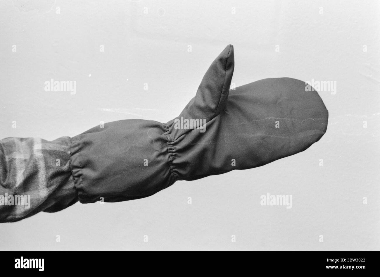 Aktuell 13-3-1970: Vestirsi correttamente! Uno dei prerequisiti per un soggiorno sulle montagne invernali è l'attrezzatura corretta. Tone Dahl ci dimostra cosa indosserà durante le escursioni a Pasqua. Guanti: Tono indossa prima i guanti di lana ordinari con una costina lunga, che protegge il polso. I guantoni del vento che vediamo qui sono e dovrebbero essere sfoderati, hanno polsini lunghi e larghi con una chiusura stretta in cima per mantenere il calore.foto: Aage Storløkken / Aktuell / NTB ***la foto non è elaborata*** *il testo è tradotto automaticamente* Foto Stock