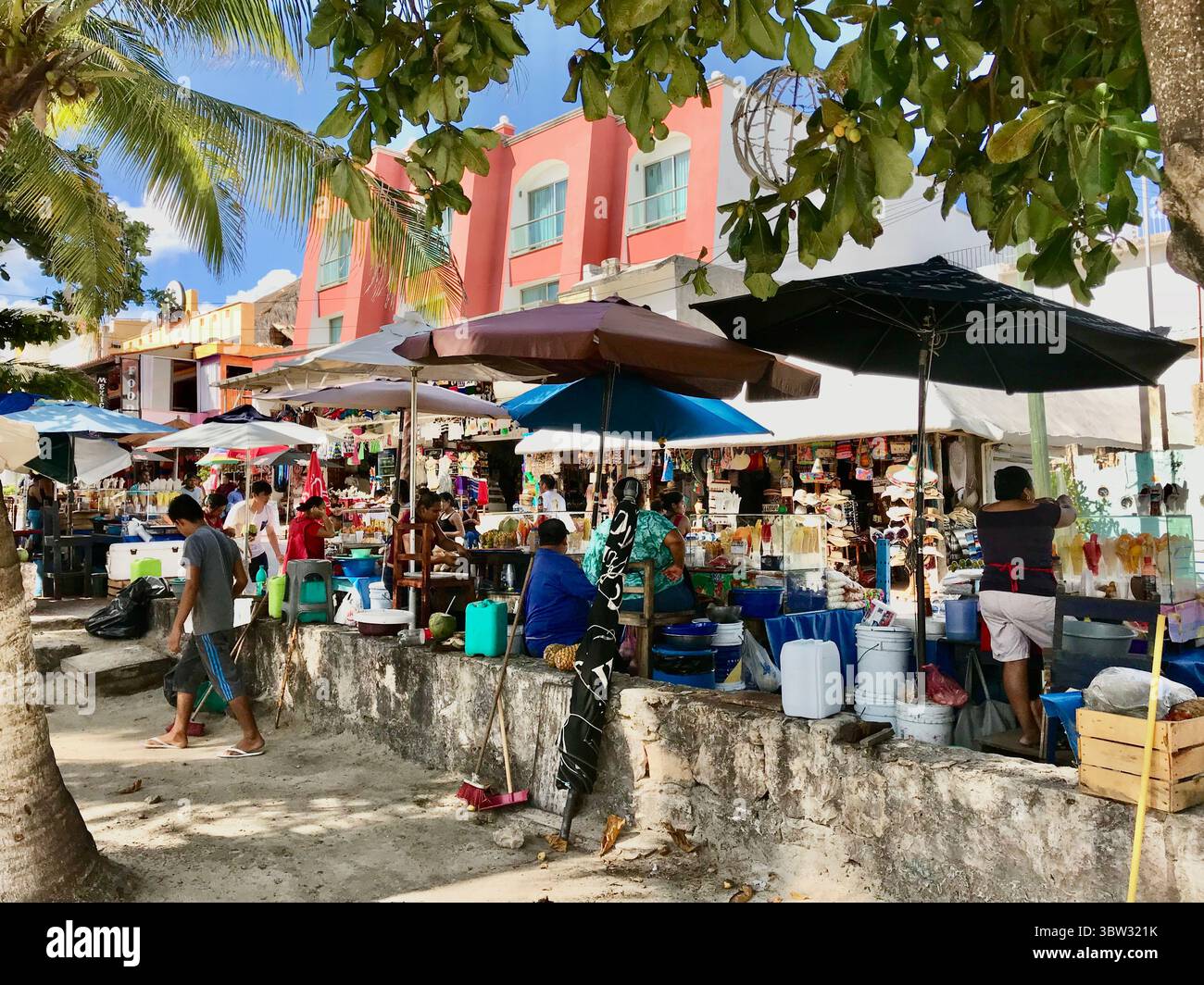 Playa del Carmen Street Market sotto le Palme, Messico Foto Stock