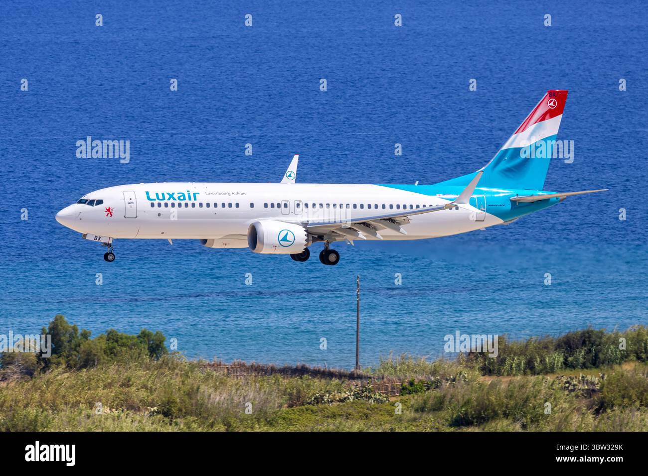 Rodi, Grecia - 1 giugno 2025: Aereo Luxair Boeing 737 MAX 8 all'aeroporto di Rodi in Grecia. Foto Stock