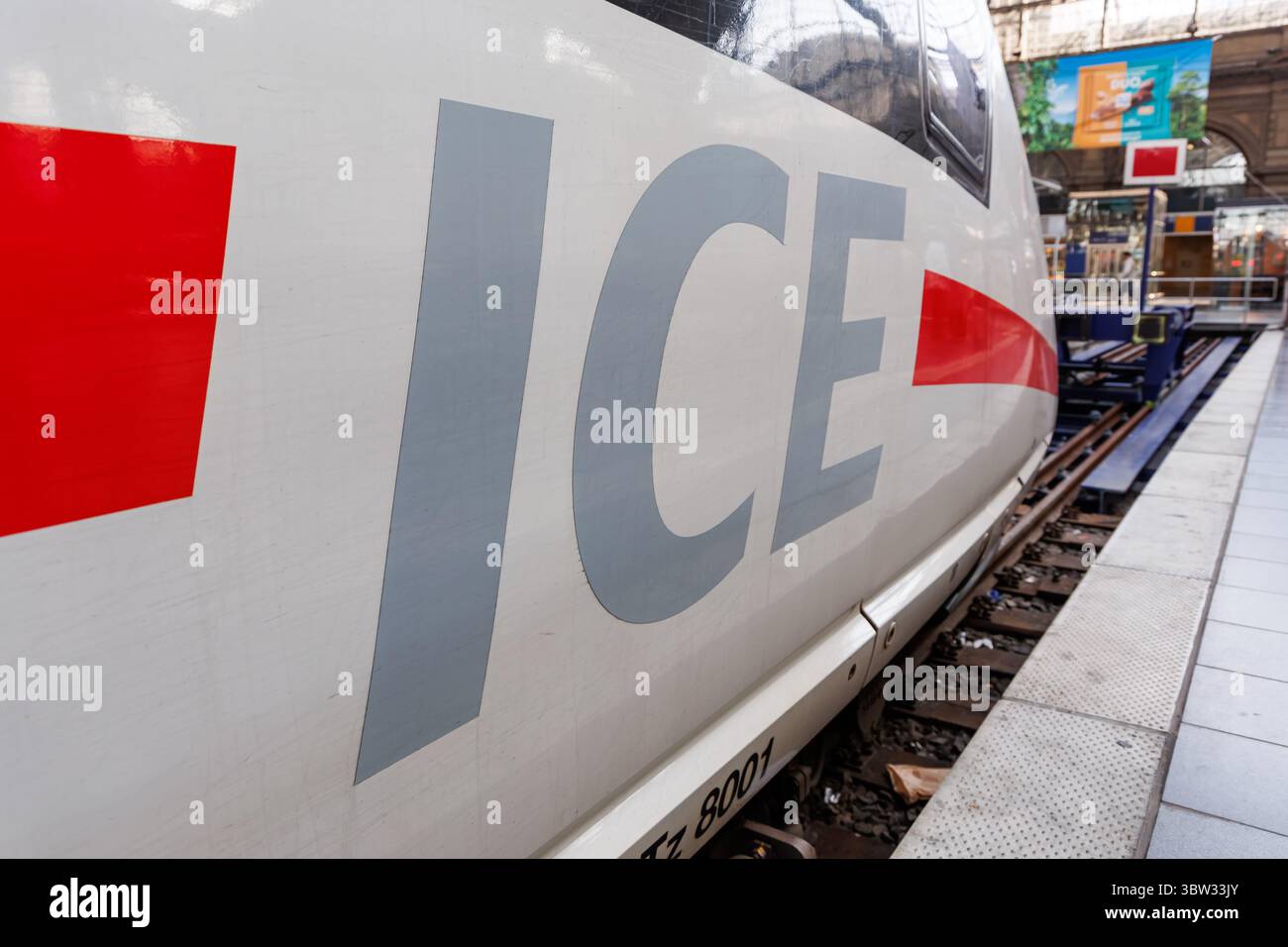 Francoforte, Germania - 11 aprile 2025: Logo ICE InterCity Express con la DB Deutsche Bahn sulla stazione ferroviaria principale di Francoforte, Germania. Foto Stock