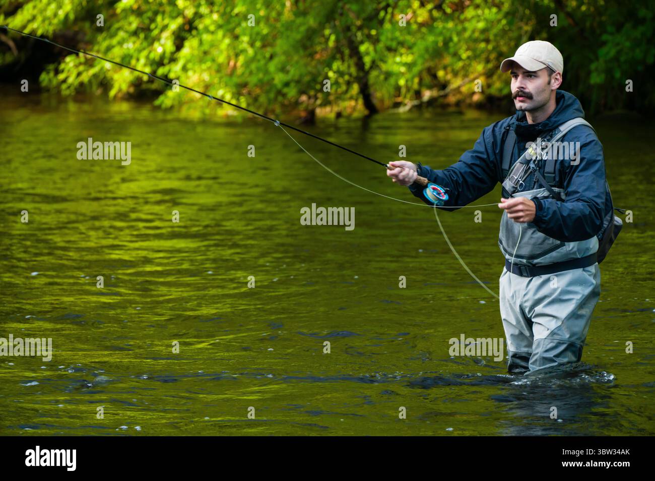 La pesca con la mosca Farmington fiume _ Barkhamsted, Connecticut, Stati Uniti d'America Foto Stock