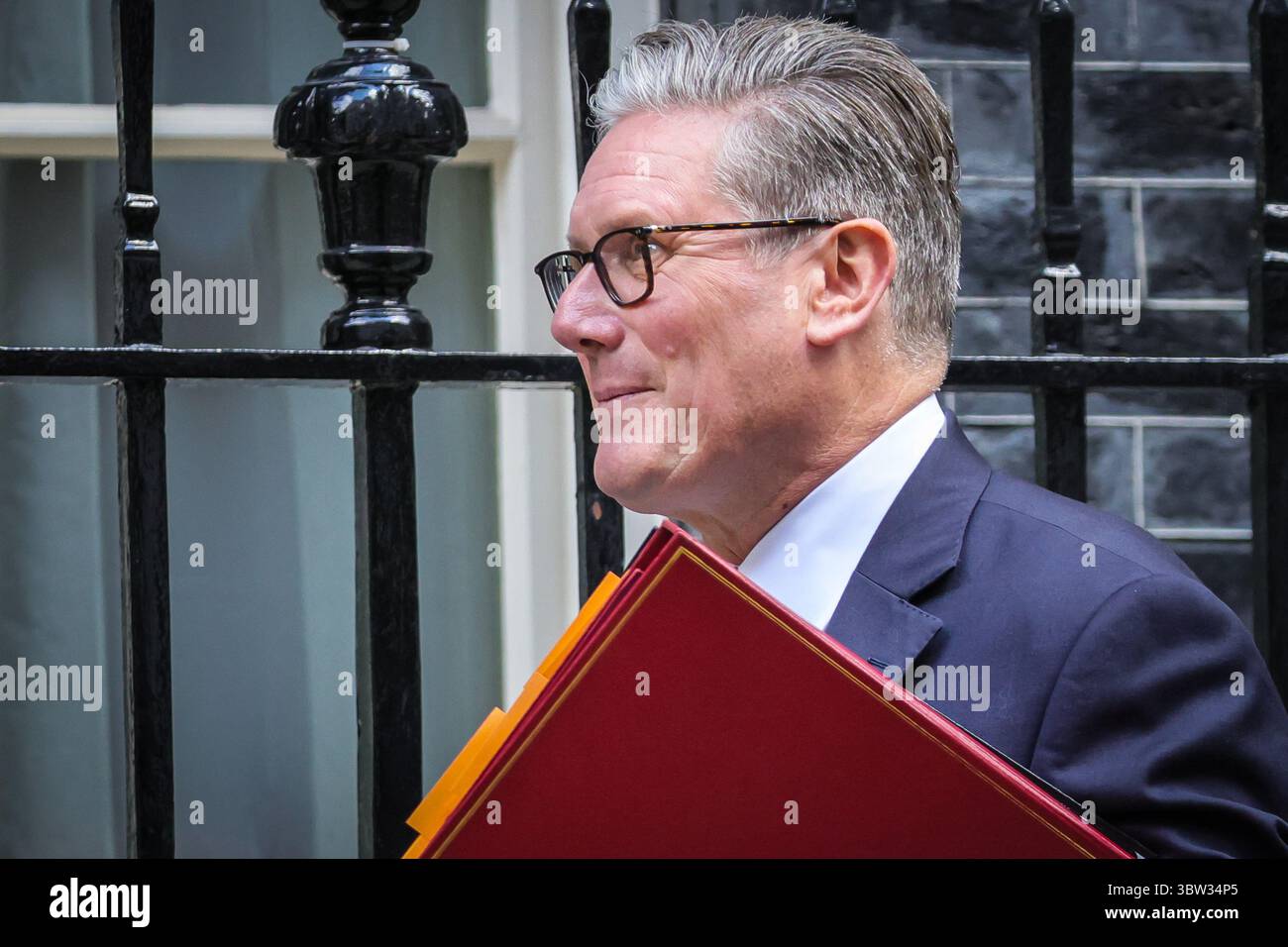 Londra, Regno Unito. 16 luglio 2025. Sir Keir Starmer, primo ministro del Regno Unito, deputato per Holborn e St Pancras esce al 10 di Downing Street per le domande del primo ministro (PMQ) in Parlamento. Crediti: Imageplotter/Alamy Live News Foto Stock