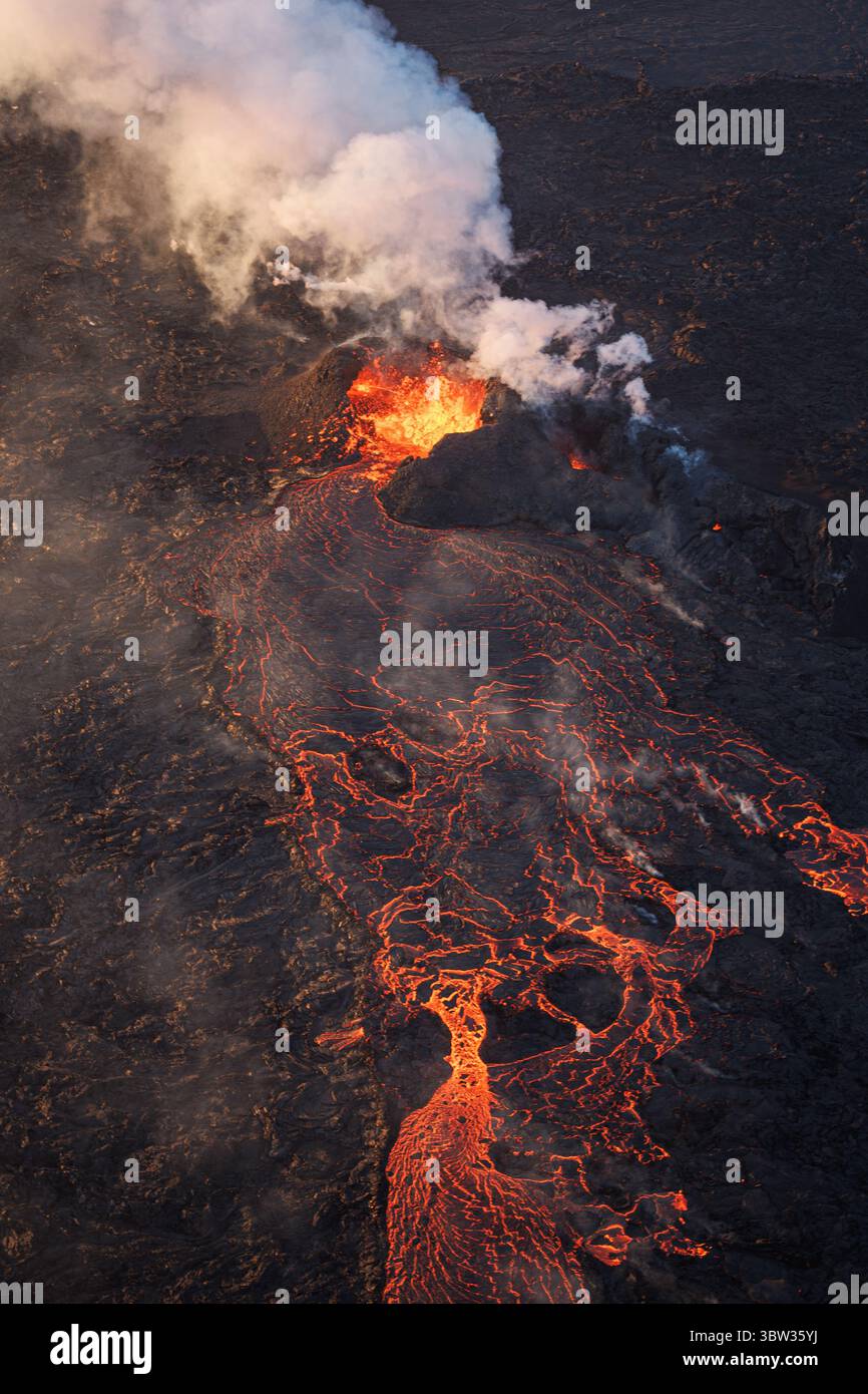 Il recente vulcano islandese erutta di nuovo, fotografato qui da un tour in elicottero Foto Stock
