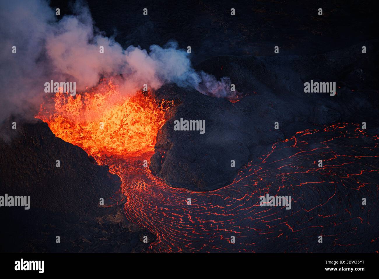 Il recente vulcano islandese erutta di nuovo, fotografato qui da un tour in elicottero Foto Stock
