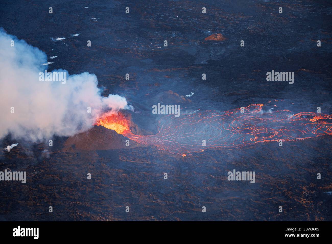 Il recente vulcano islandese erutta di nuovo, fotografato qui da un tour in elicottero Foto Stock