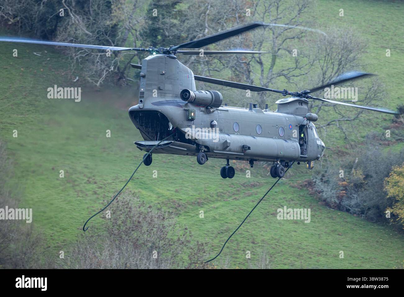 RAF Chinook che conduce addestramento veloce su corda. Un muro di diga nel Devon Foto Stock