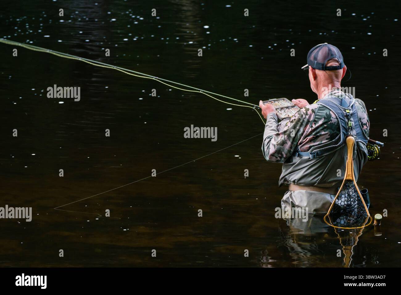 La pesca con la mosca Farmington fiume _ Barkhamsted, Connecticut, Stati Uniti d'America Foto Stock