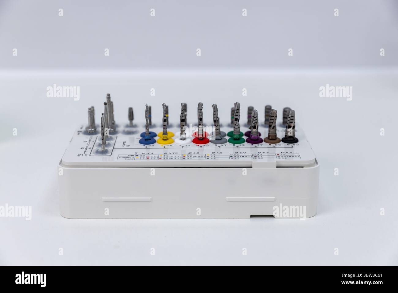 Un assortimento di utensili di precisione progettati per varie applicazioni, con un kit ben organizzato con più punte separate da una codifica a colori per Foto Stock