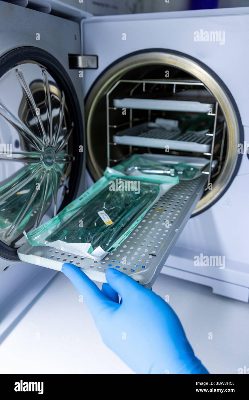 Autoclave in azione: Garantire l'igiene degli strumenti chirurgici e delle apparecchiature mediche nell'ambito di un processo di sterilizzazione Foto Stock