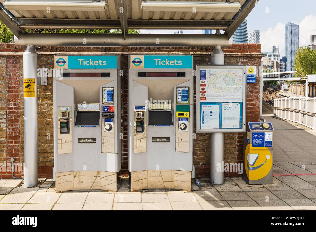 Distributori automatici di biglietti della ferrovia leggera Docklands e lettore di Oyster sulla piattaforma DLR. Londra, Regno Unito, 19 maggio 2024 Foto Stock