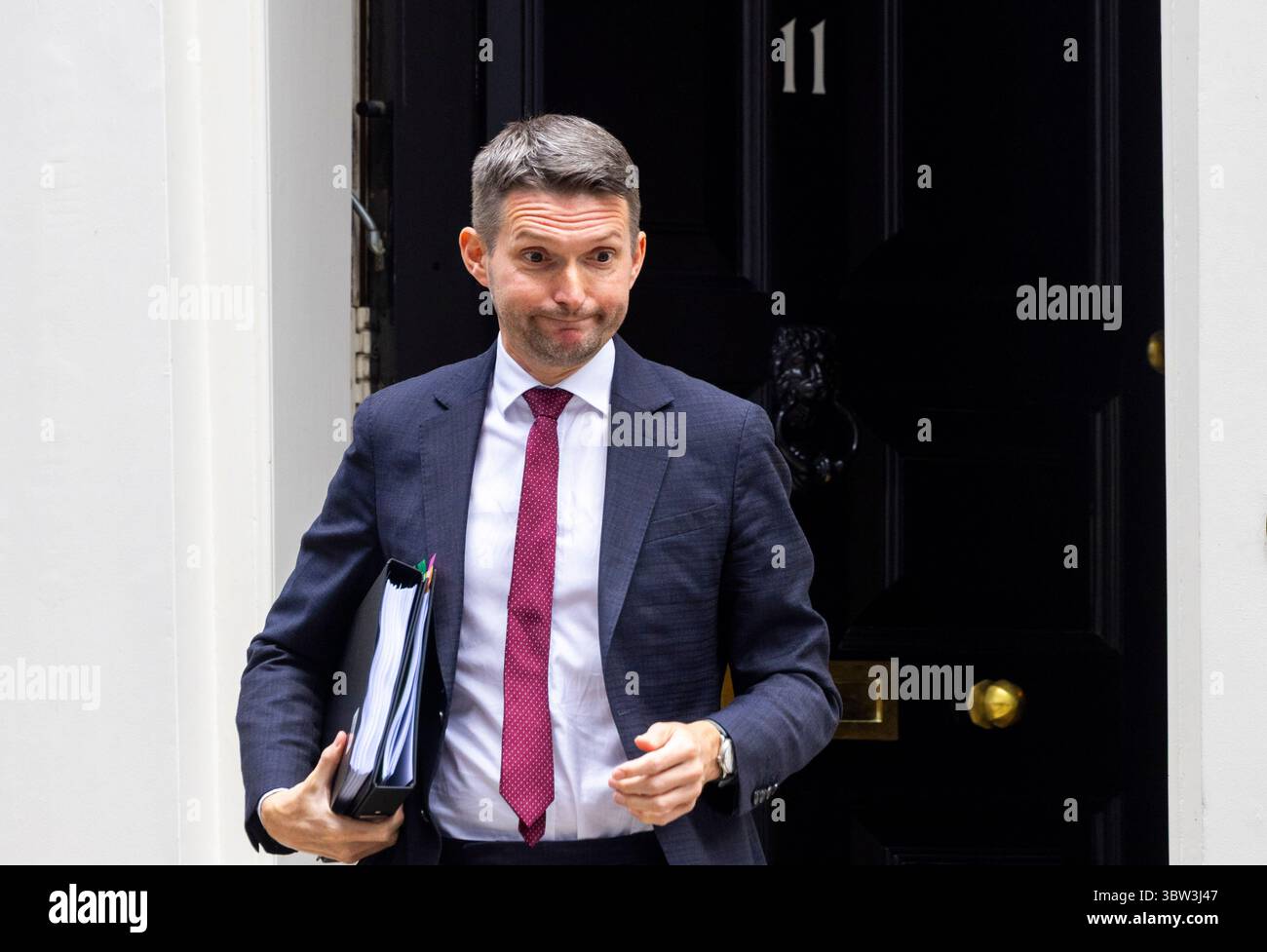 Londra, Regno Unito. 16 luglio 2025. Chris Ward, segretario privato del Parlamento del primo ministro e deputato per Brighton Kemptown e Peacehaven, parte dal numero 11 per viaggiare con Keir Starmer. Il primo Ministro, Keir Starmer, lascia Downing Street al numero 10 per andare in Parlamento. Affronterà Kemi Badenoch attraverso la scatola di spedizione per l'ultima volta prima della pausa estiva. Crediti: Mark Thomas/Alamy Live News Foto Stock